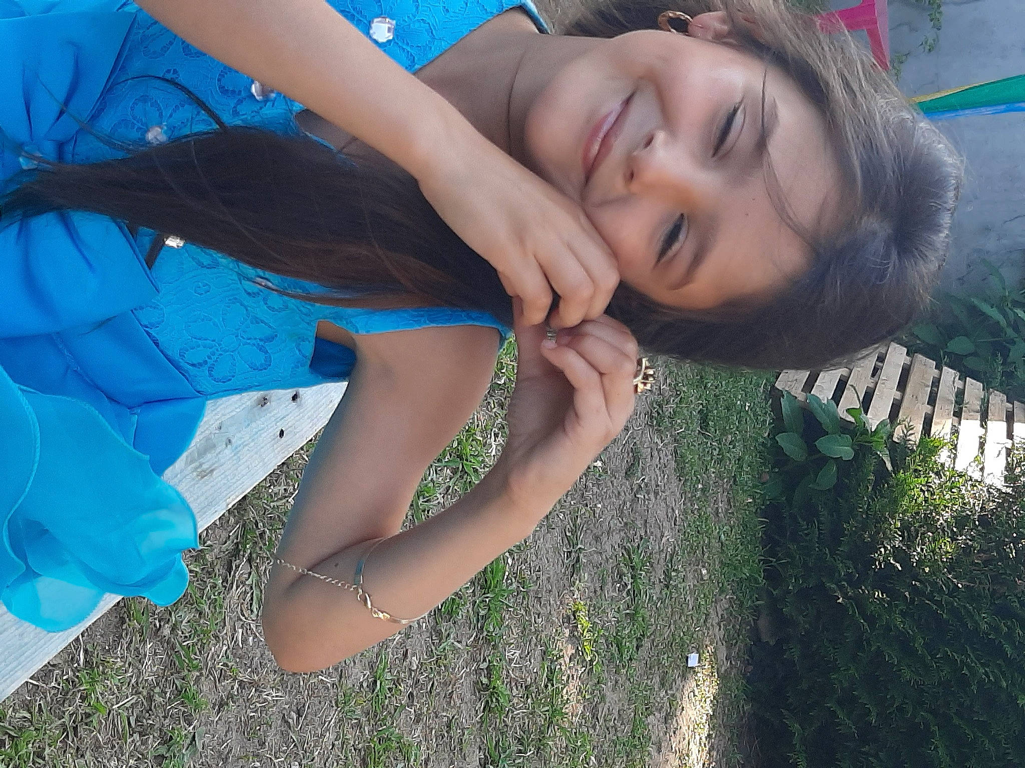 Zya a rejoint le concours — aidez-le/la à gagner de superbes lots ! beauty, black_hair, blue, electric_blue, flash_photography, fun, gesture, grass, happy, joy, leisure, lip, long_hair, people_in_nature, person, plant, skin, smile, summer, sunlight