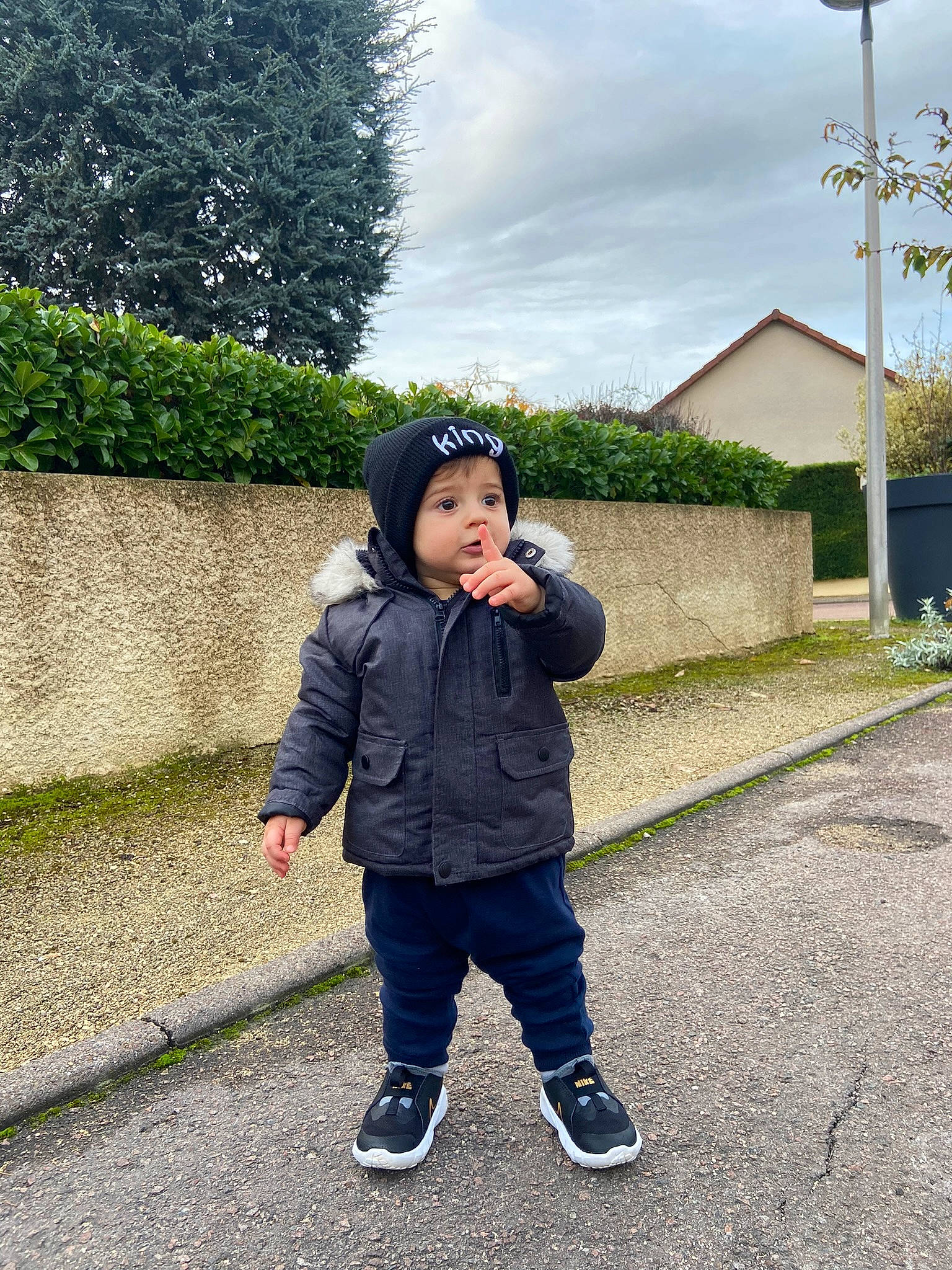 Priam participe au concours pour gagner de l'argent avec cette photo : asphalt, child, cloud, denim, fun, gesture, grass, happy, headwear, house, jacket, leisure, people_in_nature, person, plant, recreation, road_surface, sky, street_light, toddler