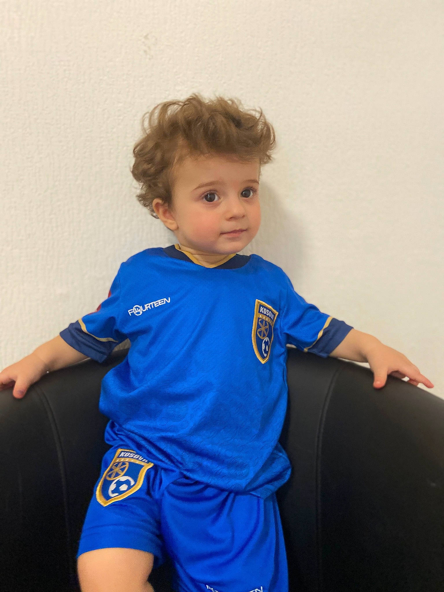 Priam participe au concours pour gagner de l'argent avec cette photo : baby_toddler_clothing, blond, child, elbow, electric_blue, eye, face, gesture, happy, human_body, human_leg, jersey, joint, knee, person, recreation, sleeve, sportswear, t_shirt, thigh