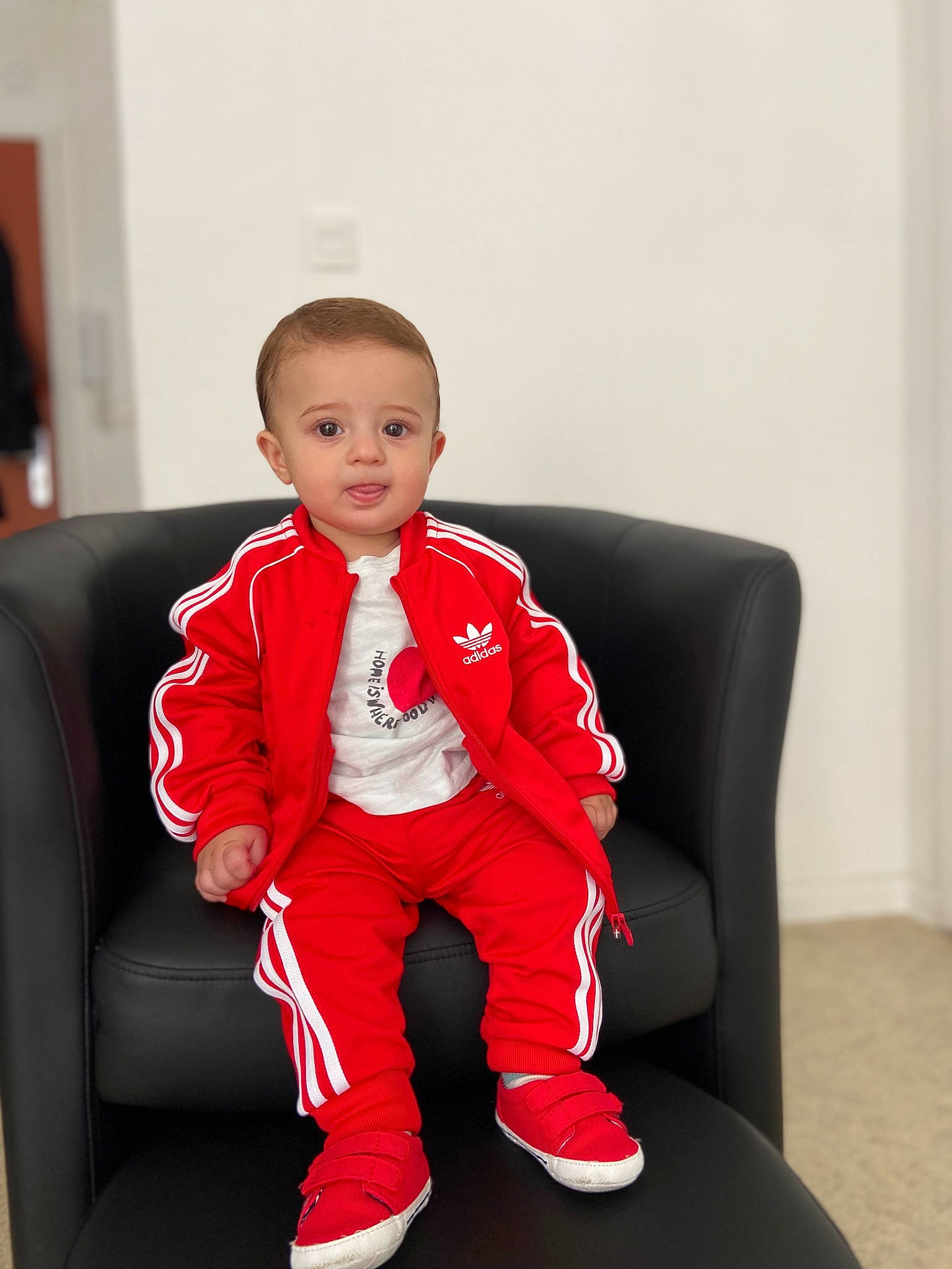 Priam participe au concours pour gagner de l'argent avec cette photo : baby, baby_toddler_clothing, carmine, child, comfort, event, flash_photography, flooring, formal_wear, fun, happy, knee, magenta, person, room, sitting, sleeve, smile, sock, standing