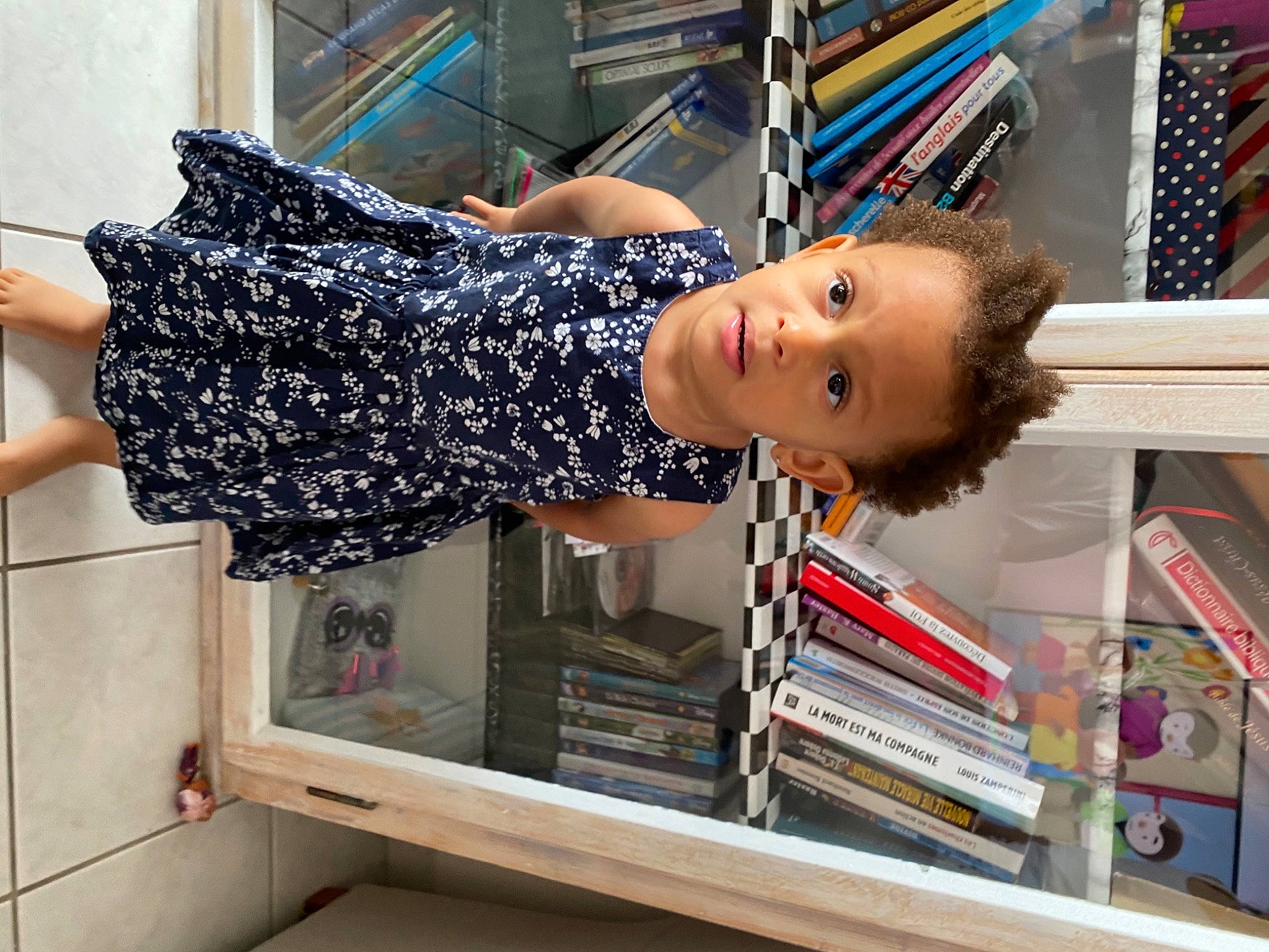 Jenna Saraï a rejoint le concours — aidez-le/la à gagner de superbes lots ! art, dress, eye, fashion_design, fun, human_leg, pattern, person, photograph, publication, retail, room, shelf, sleeve, snapshot, street_fashion, t_shirt, toddler, tree, waist