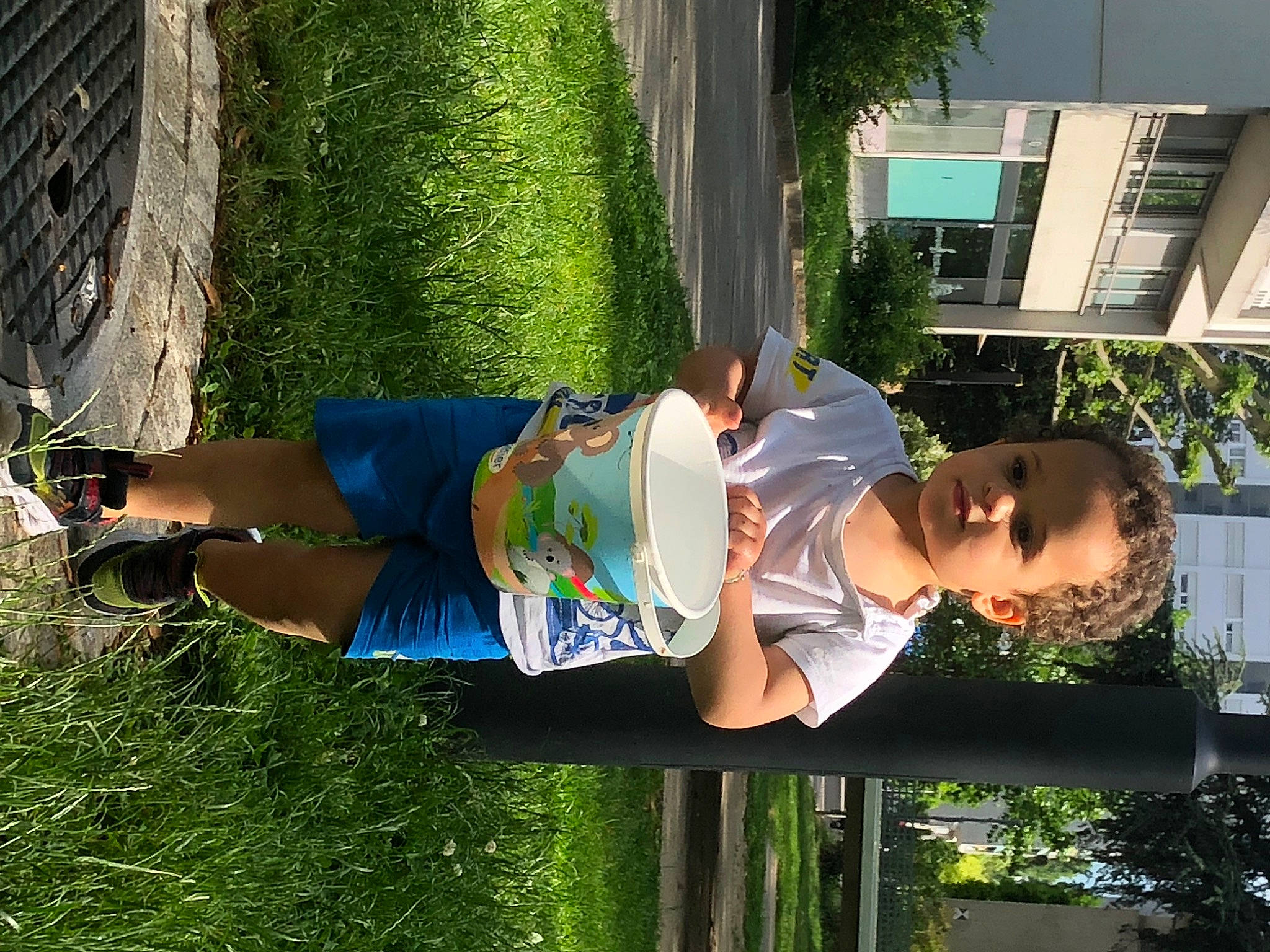 Tyron a rejoint le concours — aidez-le/la à gagner de superbes lots ! botany, elbow, electric_blue, fun, grass, happy, hat, human_leg, knee, leisure, people_in_nature, person, plant, recreation, shorts, summer, t_shirt, thigh, toddler, tree