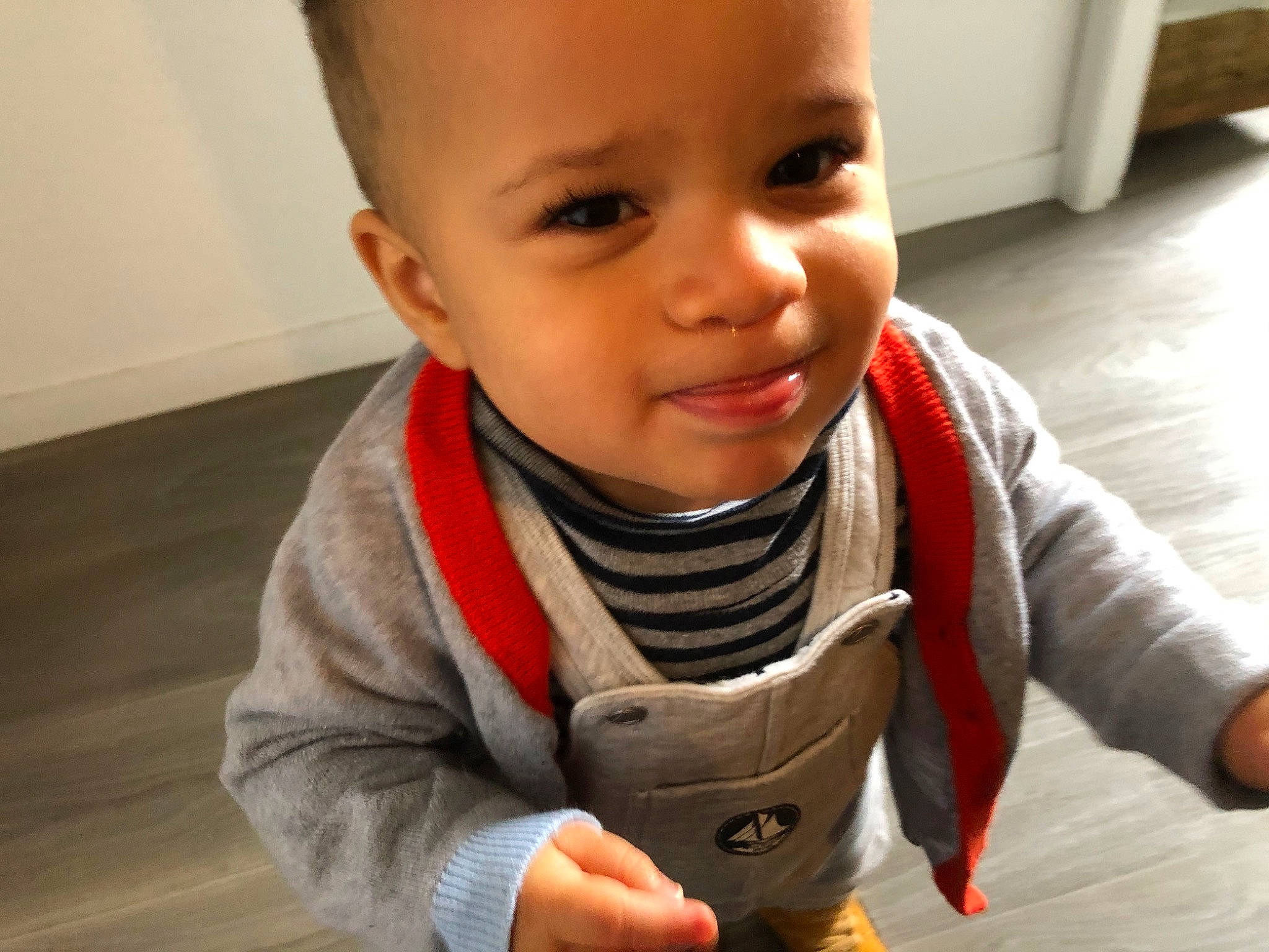 Tyron a rejoint le concours — aidez-le/la à gagner de superbes lots ! baby, cheek, child, chin, cool, eye, face, facial_expression, finger, hand, head, lip, mouth, neck, nose, outerwear, person, skin, smile, standing