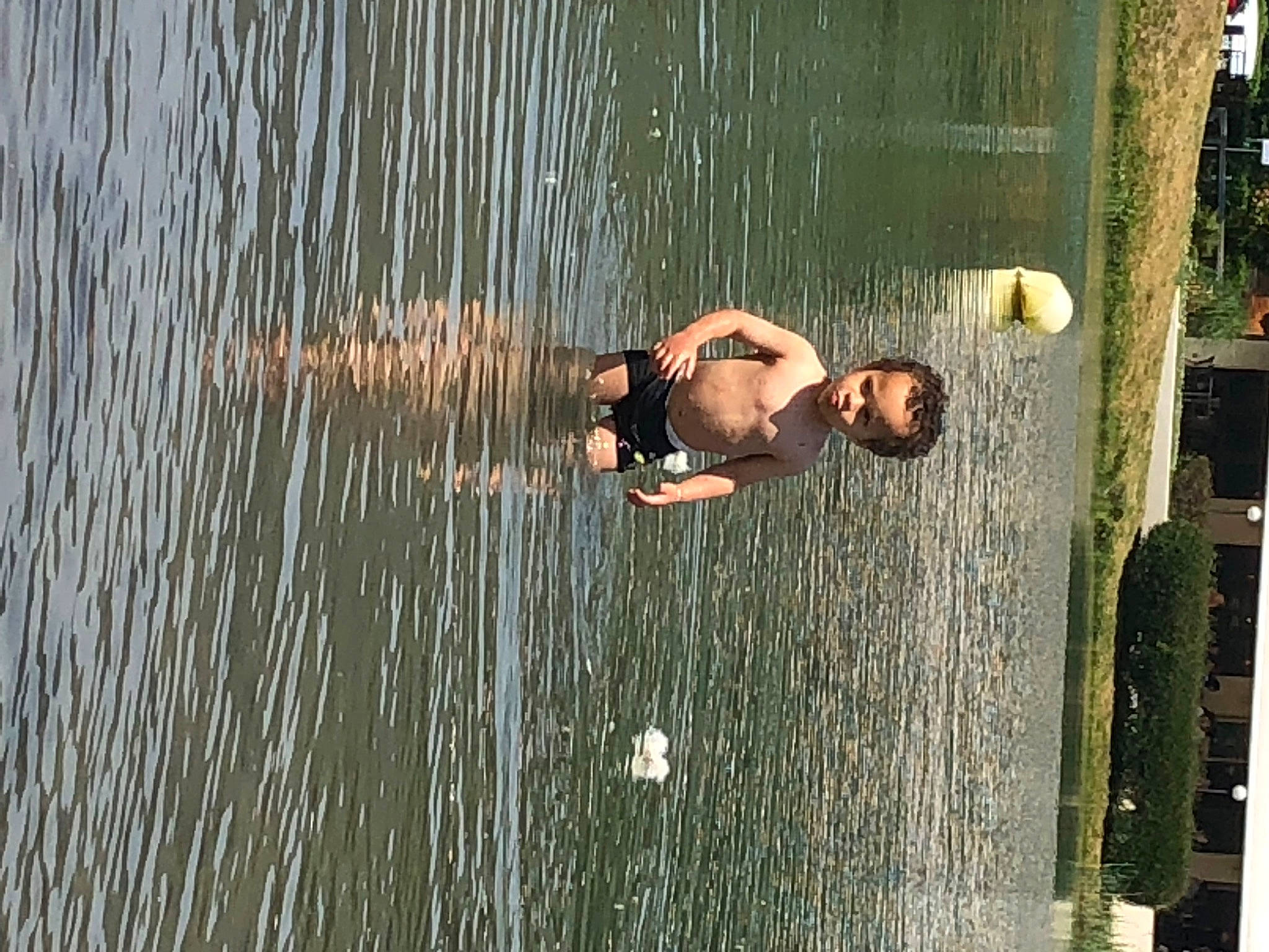 Tyron a rejoint le concours — aidez-le/la à gagner de superbes lots ! adventure, child, fun, grass, happy, lake, leg, leisure, people_in_nature, person, plant, recreation, reflection, street_light, sunglasses, toddler, toy, tree, water, water_bird