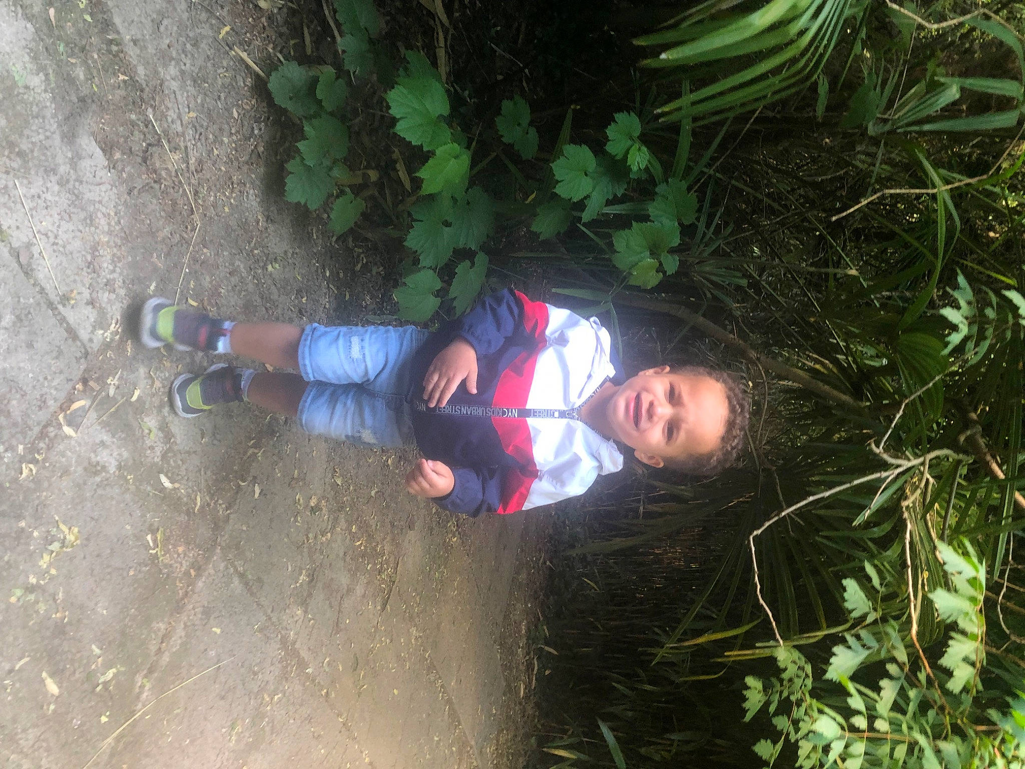 Tyron participe au concours pour gagner de l'argent avec cette photo : child, electric_blue, fun, garden, grass, joy, jungle, landscape, leisure, people_in_nature, person, plant, recreation, shadow, shrub, smile, soil, terrestrial_plant, toddler, tree