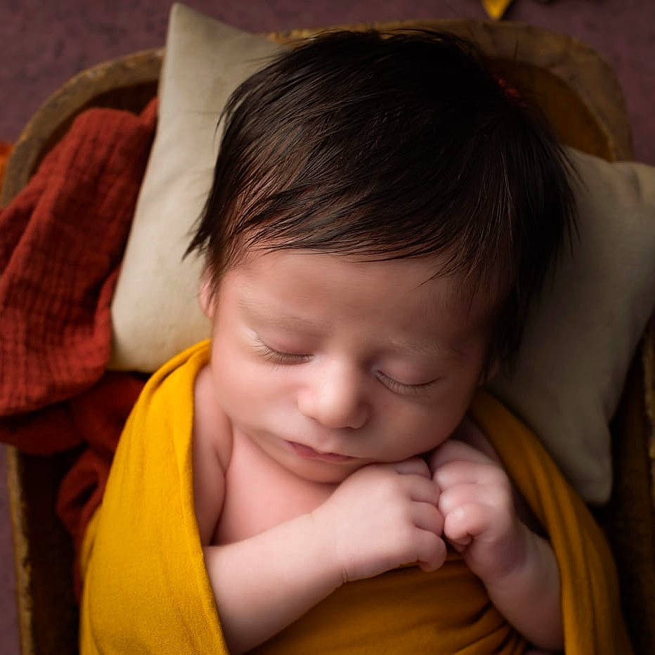 Louis participe au concours pour gagner de l'argent avec cette photo : arm, baby, cheek, comfort, ear, eye, eyelash, facial_expression, finger, forehead, gesture, hand, happy, head, human, iris, lip, mouth, nose, person