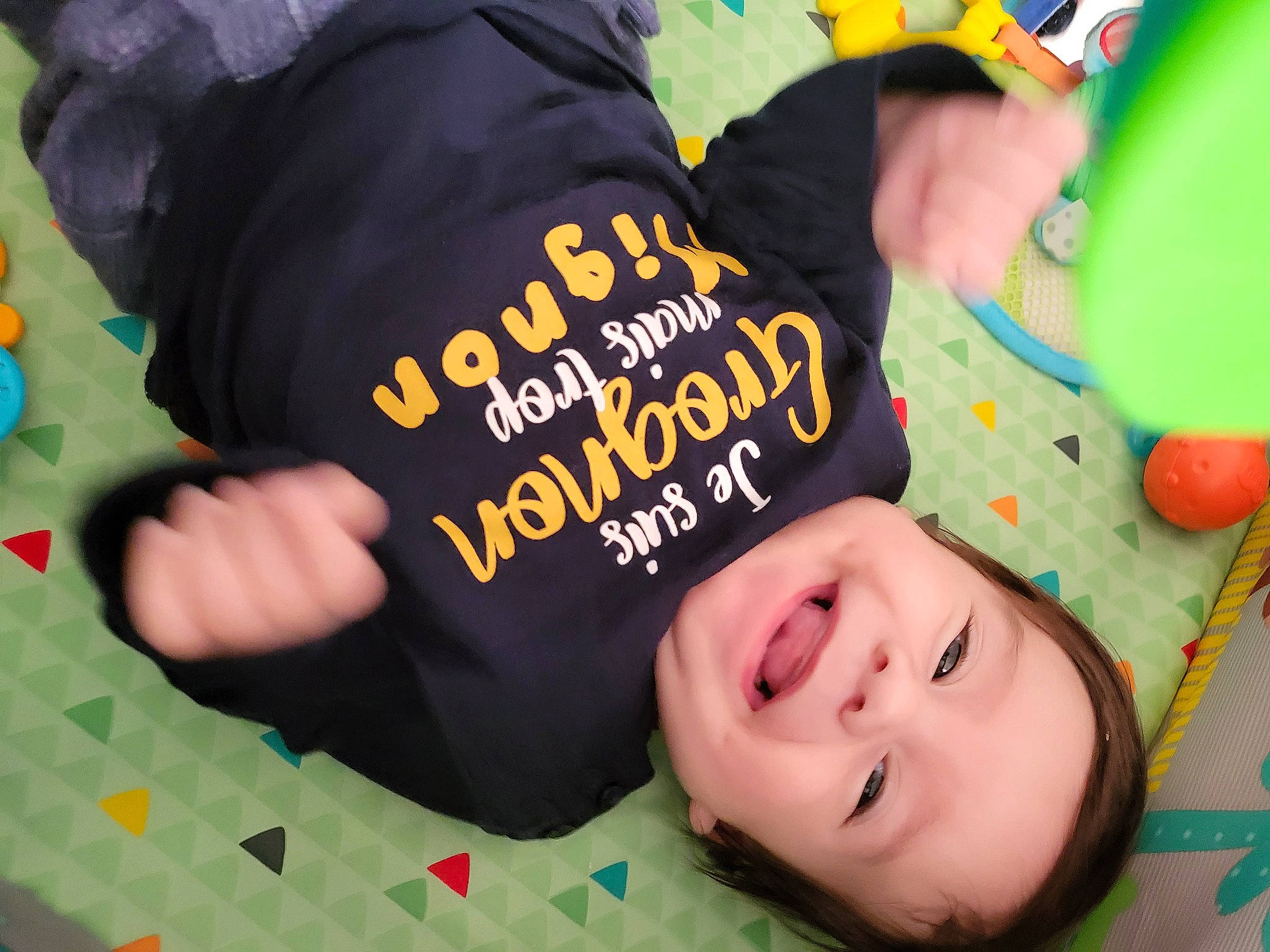 Louis a rejoint le concours — aidez-le/la à gagner de superbes lots ! baby, baby_products, baby_toddler_clothing, chair, cheek, child, facial_expression, finger, flooring, font, fun, happy, pattern, people, person, product, room, smile, t_shirt, textile