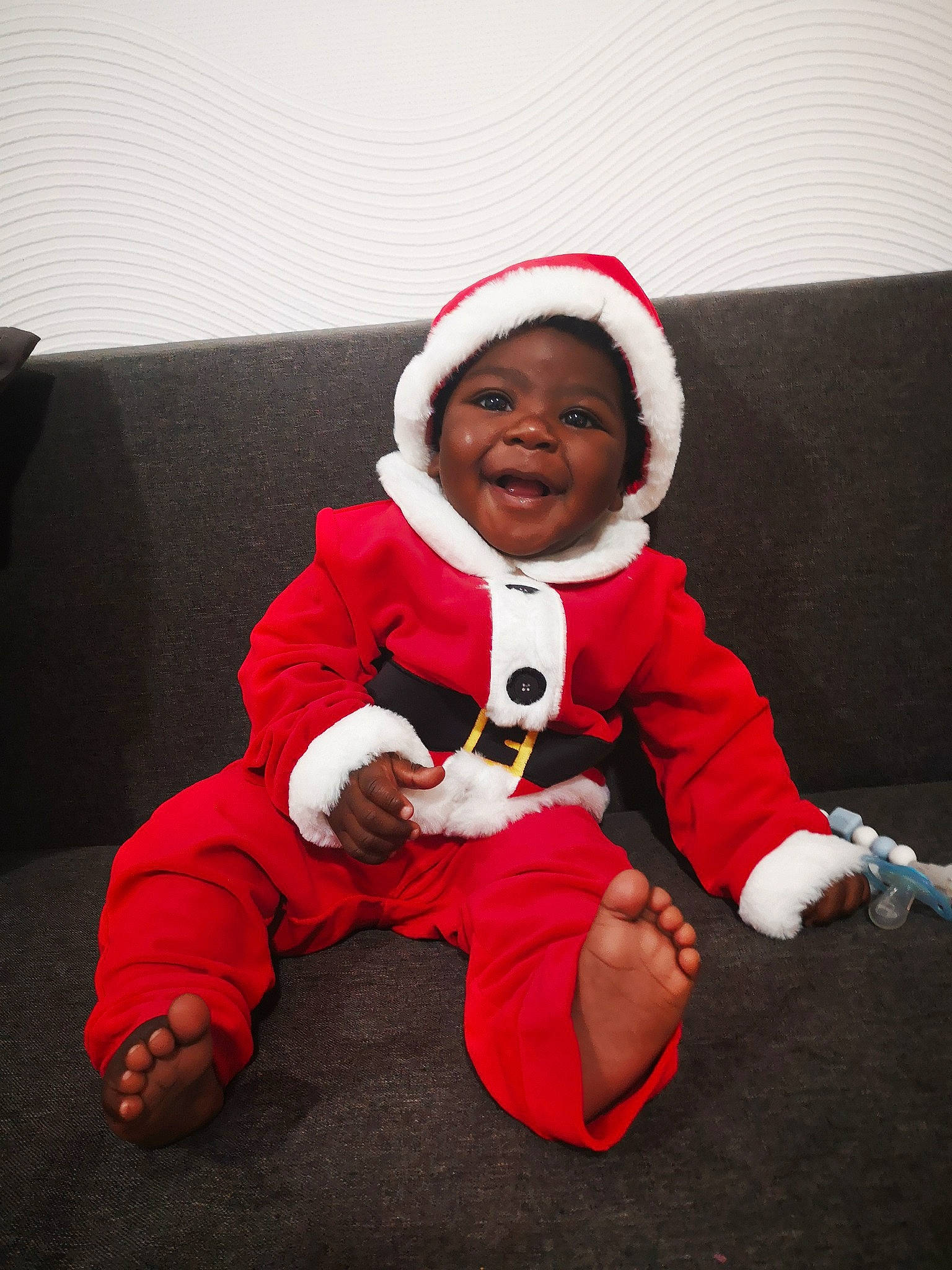 Owen a rejoint le concours — aidez-le/la à gagner de superbes lots ! baby, baby_toddler_clothing, cap, christmas, comfort, couch, eye, face, gesture, glove, happy, head, headgear, holiday, human_body, lap, outerwear, person, santa_claus, sleeve