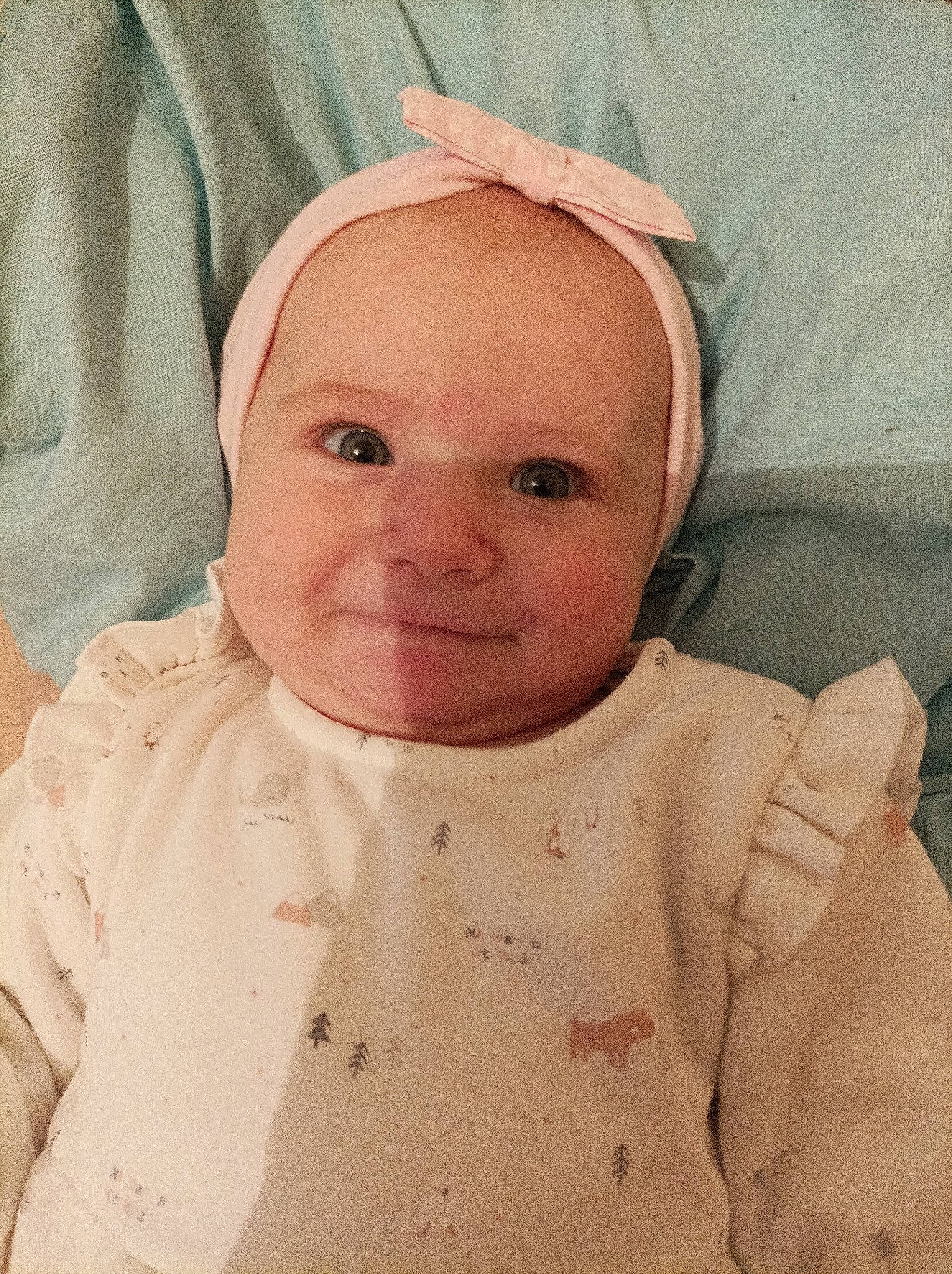 Léna participe au concours pour gagner de l'argent avec cette photo : baby, baby_products, baby_toddler_clothing, cheek, child, chin, collar, comfort, eyebrow, happy, linens, lip, peach, person, pink, product, skin, sleeve, smile, thumb