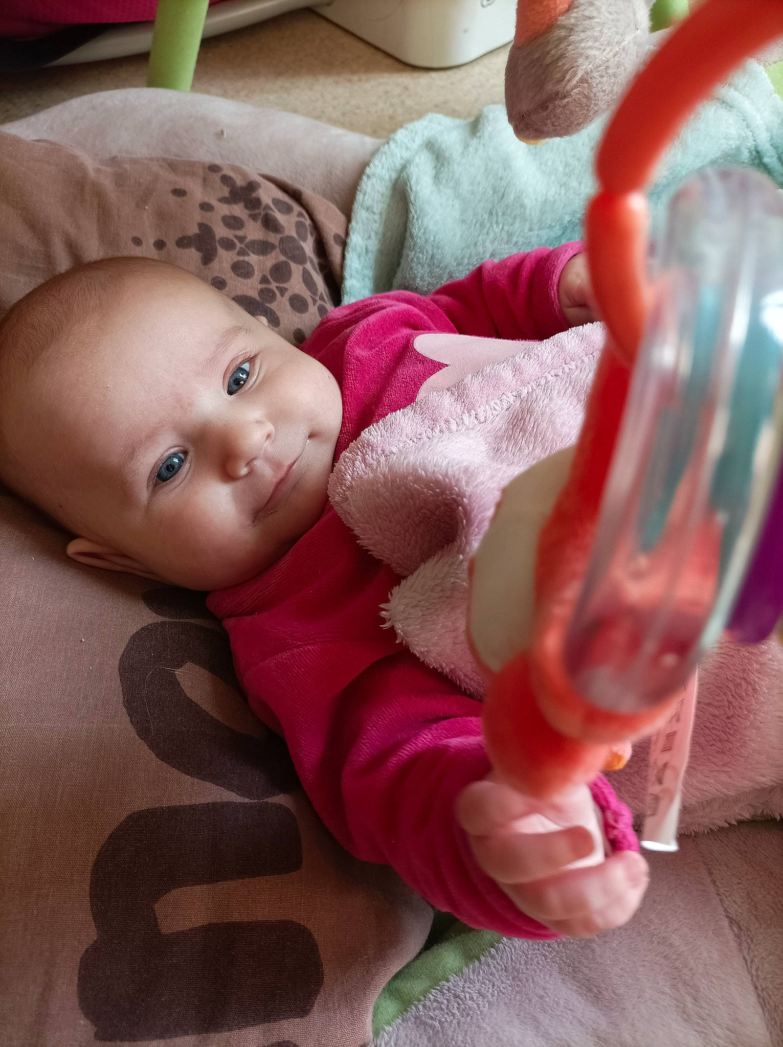 Léna a rejoint le concours — aidez-le/la à gagner de superbes lots ! baby, baby_products, baby_toddler_clothing, cheek, child, comfort, eye, flooring, head, human_body, lip, magenta, nose, person, pink, sitting, skin, sleeve, thumb, toddler