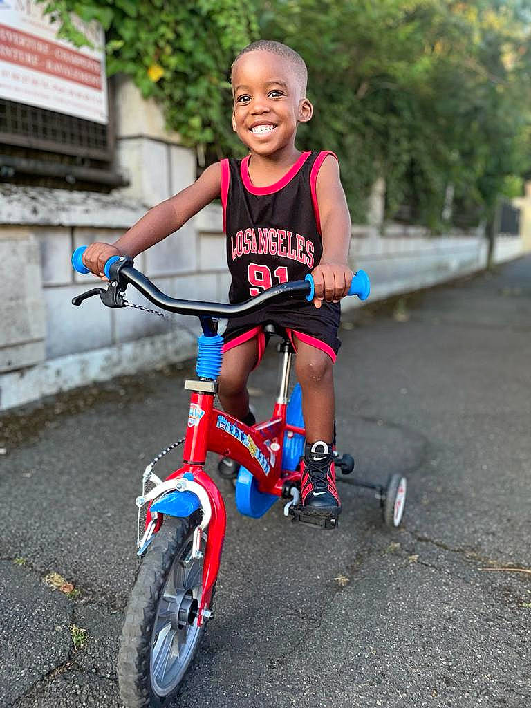 Wayne a rejoint le concours — aidez-le/la à gagner de superbes lots ! bicycle, bicycle_accessory, bicycle_clothing, bicycle_fork, bicycle_frame, bicycle_handlebar, bicycle_helmet, bicycle_part, bicycle_tire, bicycle_wheel, bicycles_equipment_and_supplies, crankset, face, helmet, joy, land_vehicle, person, shorts, smile, sports_equipment