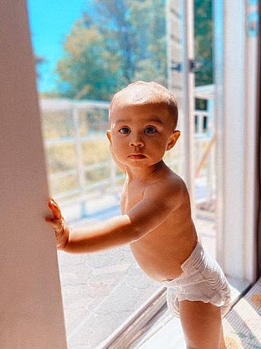 Dontae is registered to the contest to win money with this photo: abdomen, baby, baby_toddler_clothing, barechested, bathing, chest, child, elbow, floor, flooring, fun, happy, hardwood, human_leg, leisure, person, sitting, thigh, toddler, trunk
