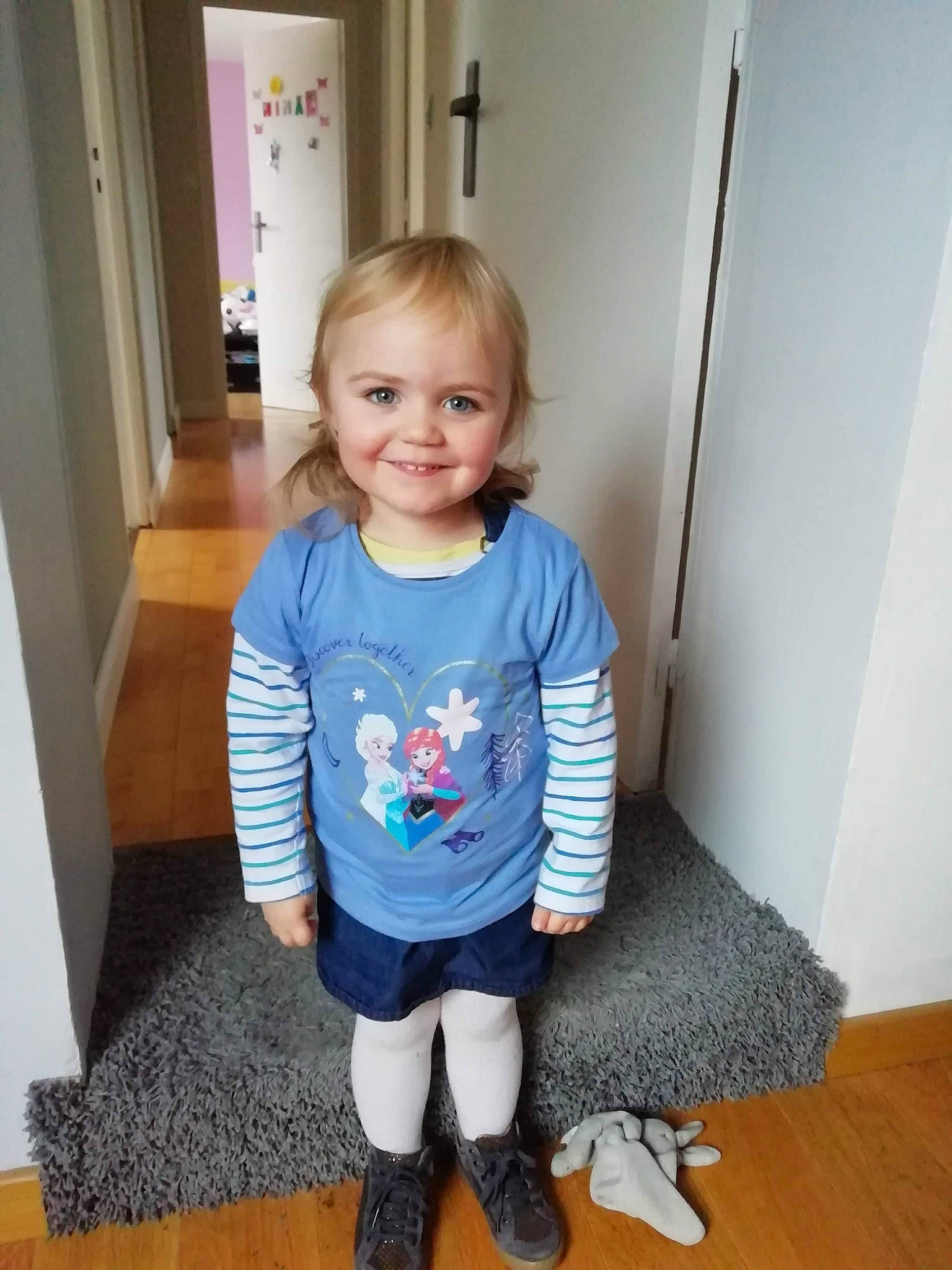 Nina a rejoint le concours — aidez-le/la à gagner de superbes lots ! baby_toddler_clothing, child, floor, footwear, joy, leggings, person, shoe, sleeve, standing, t_shirt, tights, toddler