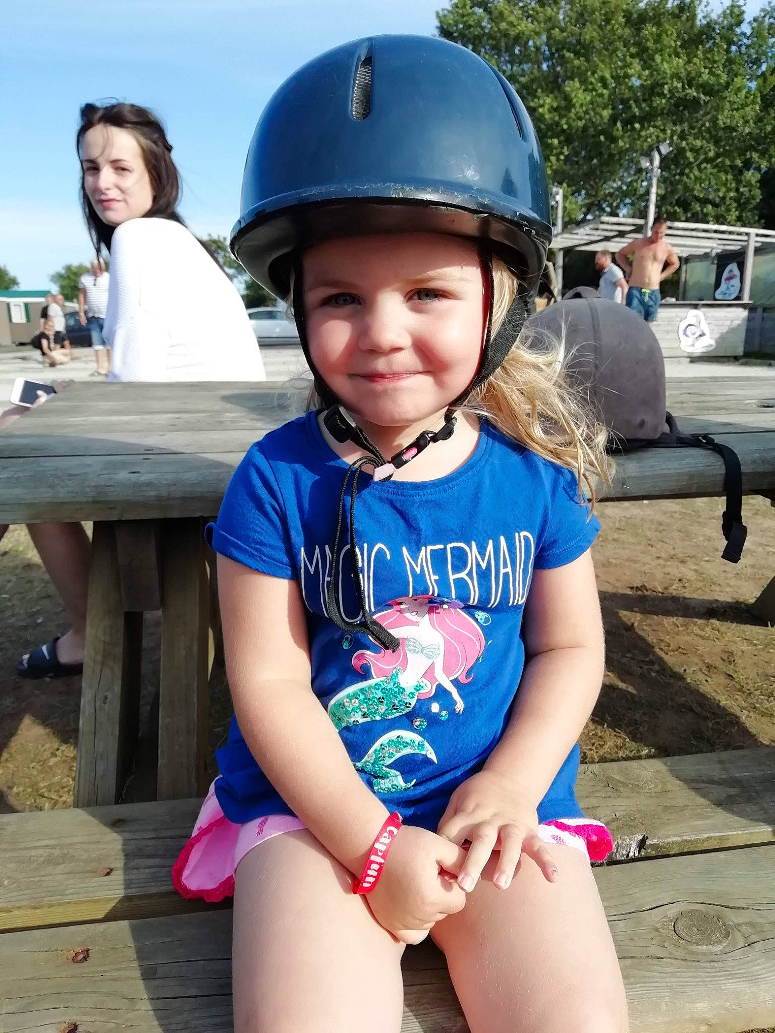 Nina participe au concours pour gagner de l'argent avec cette photo : child, headgear, headwear, helmet, joy, person, personal_protective_equipment, smile, summer, toddler, vacation