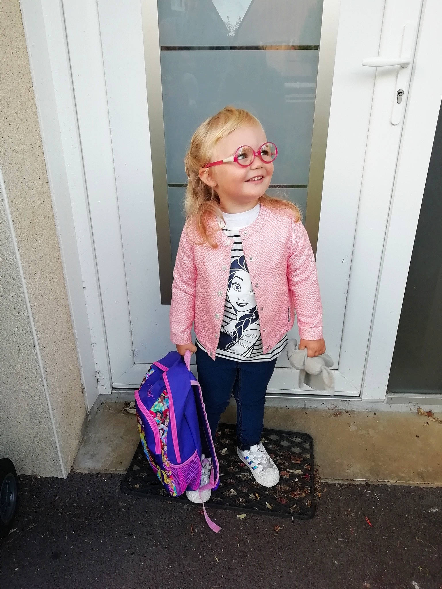 Nina a rejoint le concours — aidez-le/la à gagner de superbes lots ! blazer, child, eyewear, fashion_accessory, footwear, glasses, jacket, joy, outerwear, person, pink, purple, shoe, street_fashion, sunglasses, textile, toddler, vacation, vision_care
