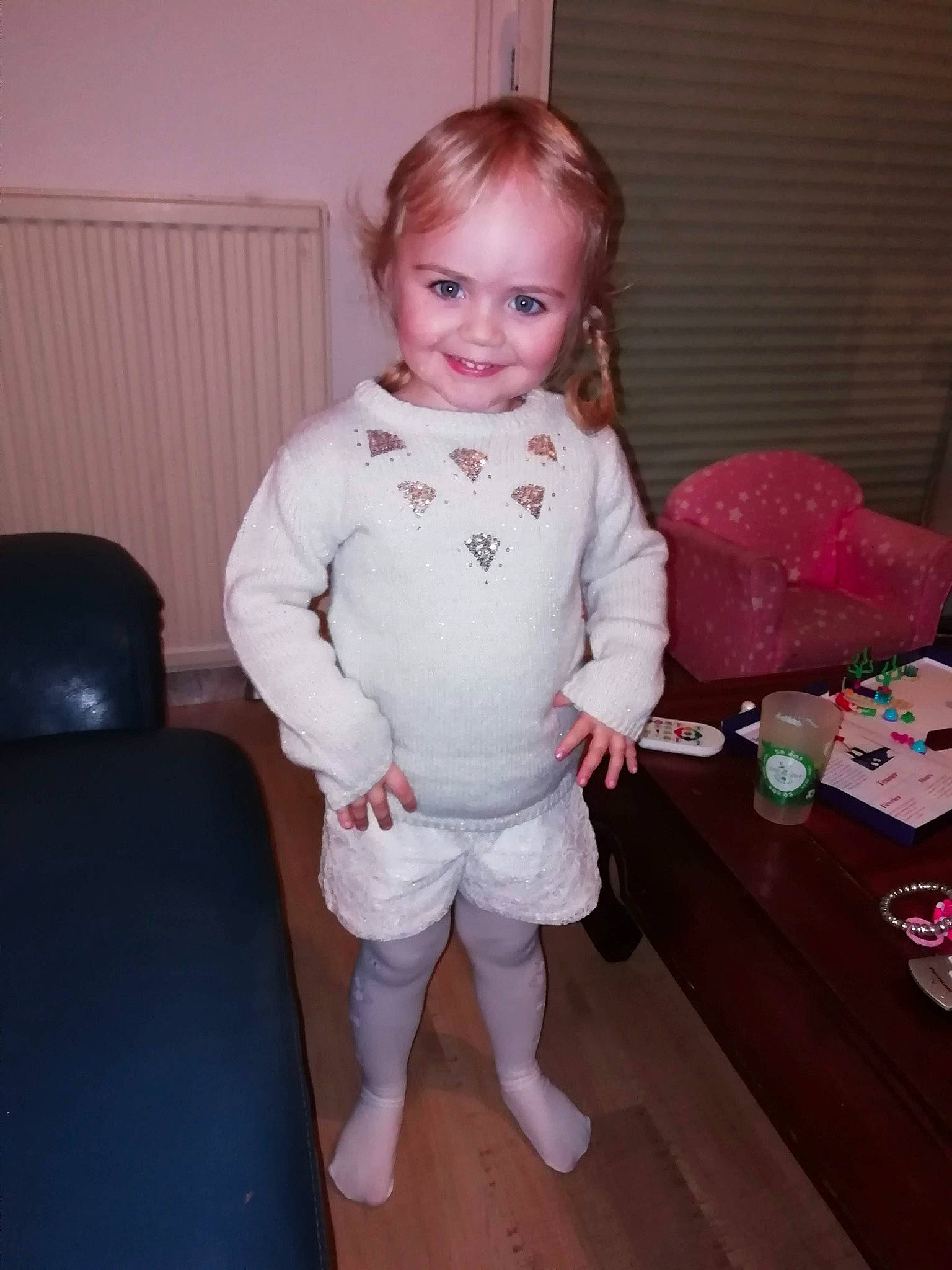 Nina a rejoint le concours — aidez-le/la à gagner de superbes lots ! baby, baby_toddler_clothing, cheek, child, eye, joy, leg, outerwear, pajamas, person, pink, shoe, skin, sleeve, standing, toddler