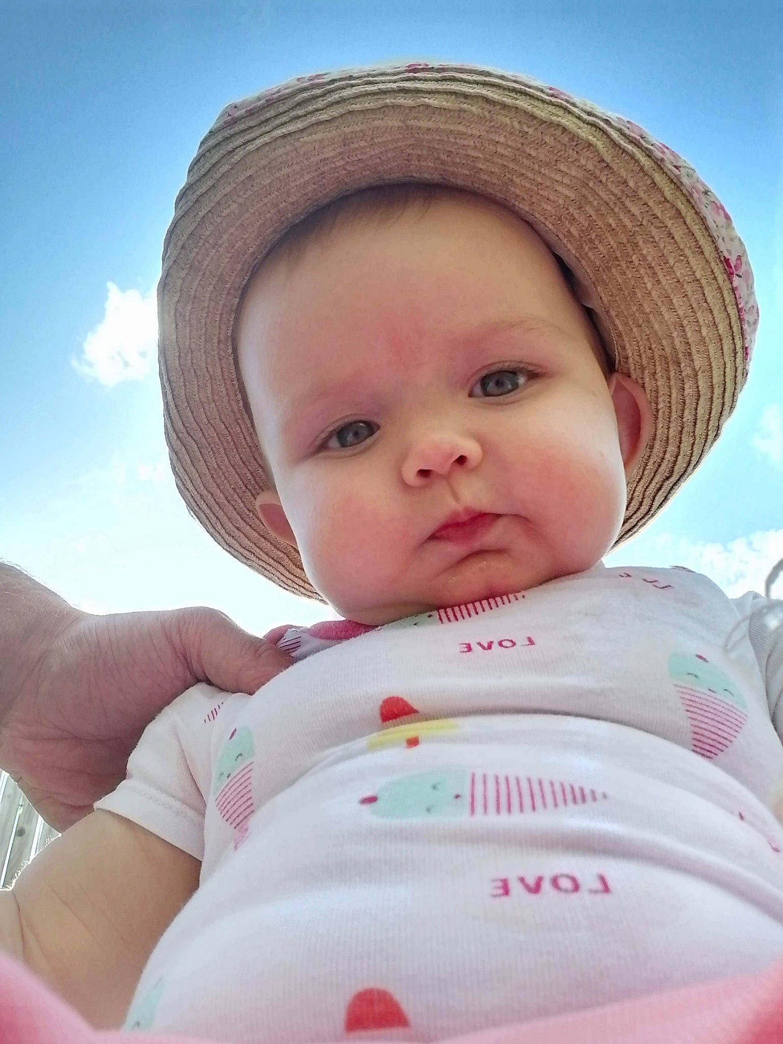 Julia a rejoint le concours — aidez-le/la à gagner de superbes lots ! baby, baby_products, beauty, cheek, child, eye, face, fashion_accessory, happy, hat, headgear, lip, nose, person, pink, product, skin, smile, sun_hat, toddler