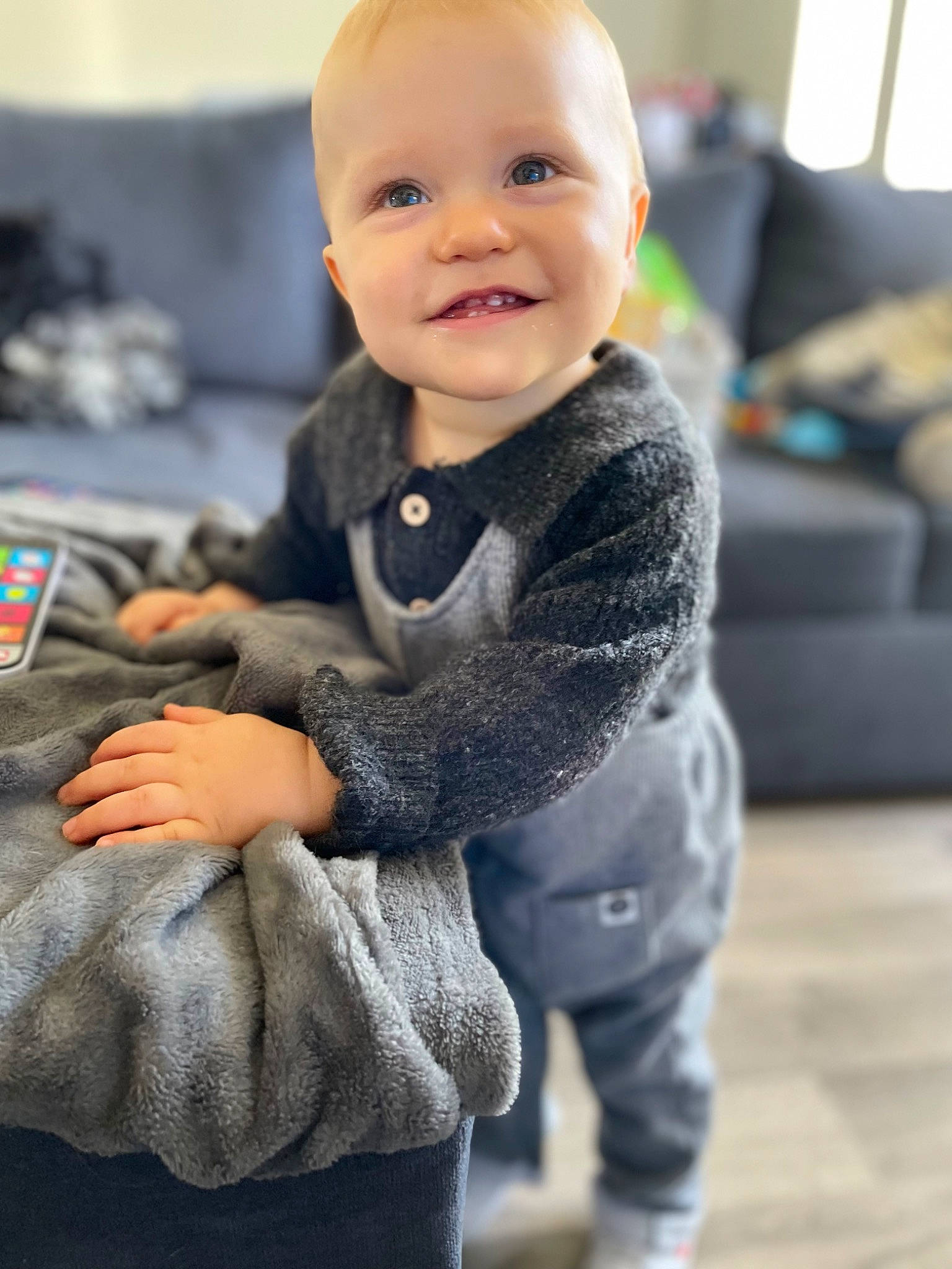 Malo a rejoint le concours — aidez-le/la à gagner de superbes lots ! baby, baby_toddler_clothing, cheek, child, computer_keyboard, eye, face, flooring, fur, gesture, happy, head, human_body, joy, person, portrait_photography, sitting, skin, sleeve, smile