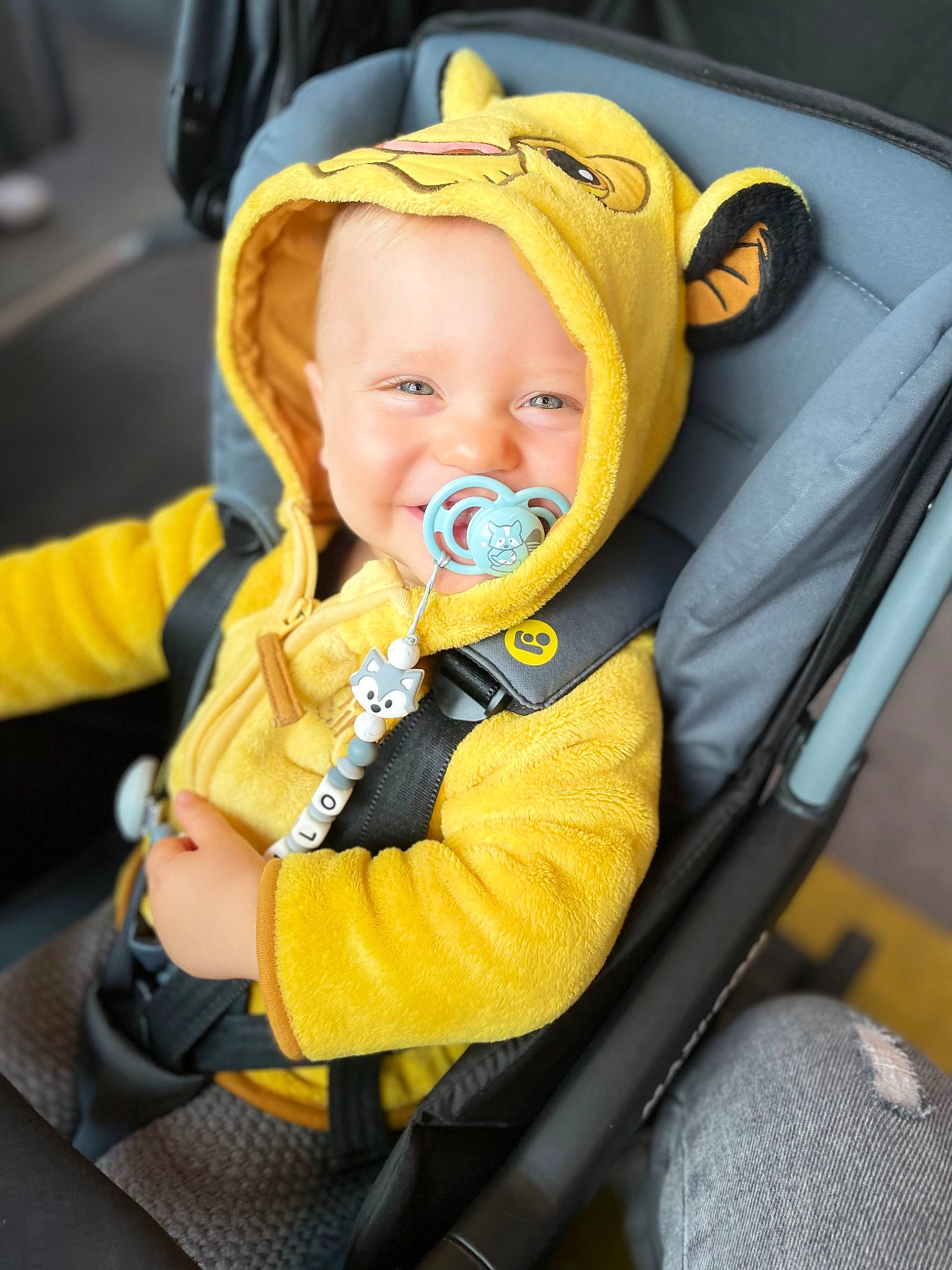 Malo participe au concours pour gagner de l'argent avec cette photo : auto_part, baby, baby_carriage, baby_in_car_seat, baby_products, baby_safety, baby_toddler_clothing, car_seat, chair, cheek, child, comfort, event, fun, happy, iris, person, seat_belt, sitting, smile
