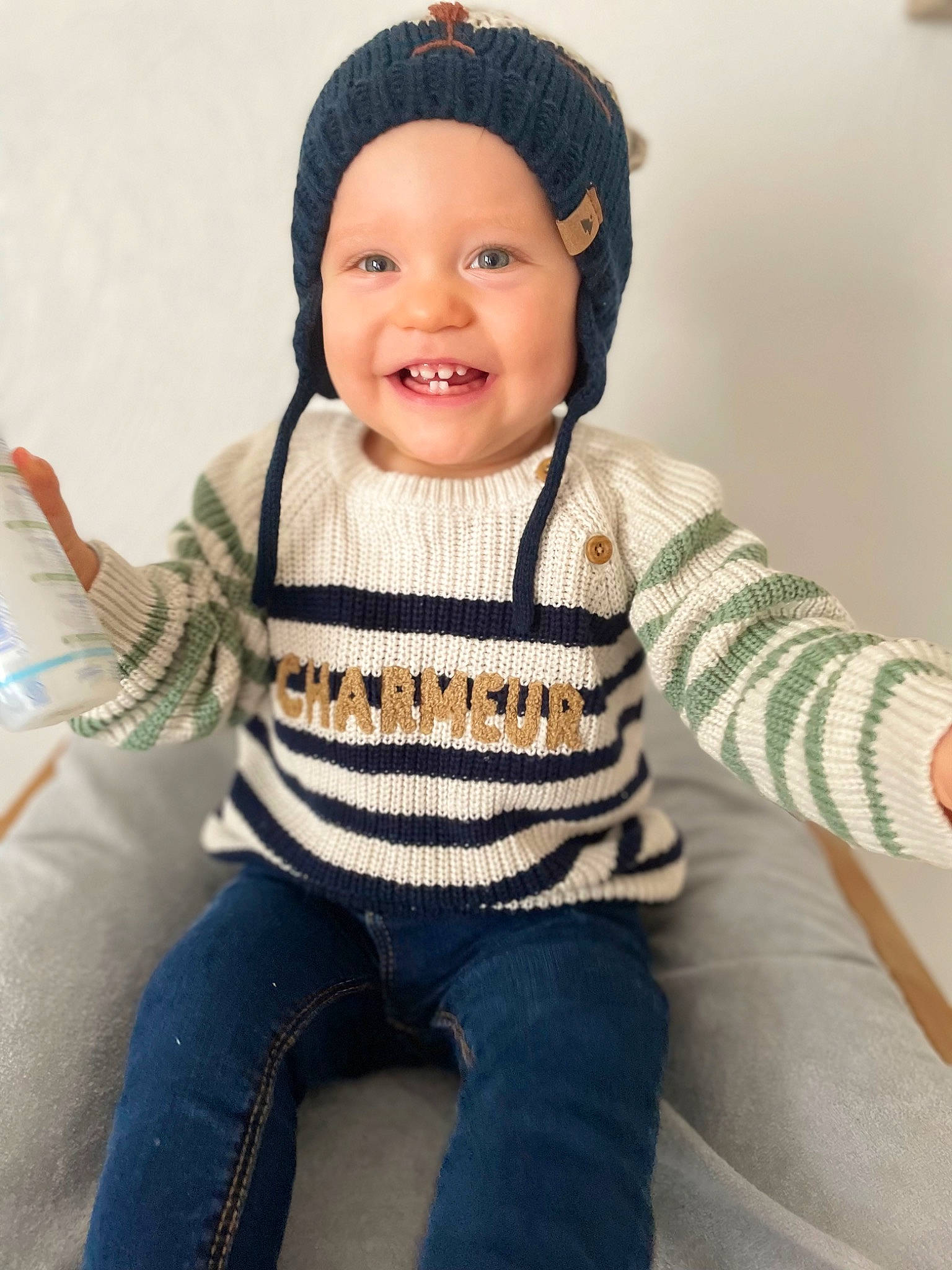 Malo participe au concours pour gagner de l'argent avec cette photo : baby, baby_toddler_clothing, cap, cheek, clothing, cool, eye, face, finger, gesture, happy, head, headgear, headwear, joy, neck, organ, outerwear, person, skin