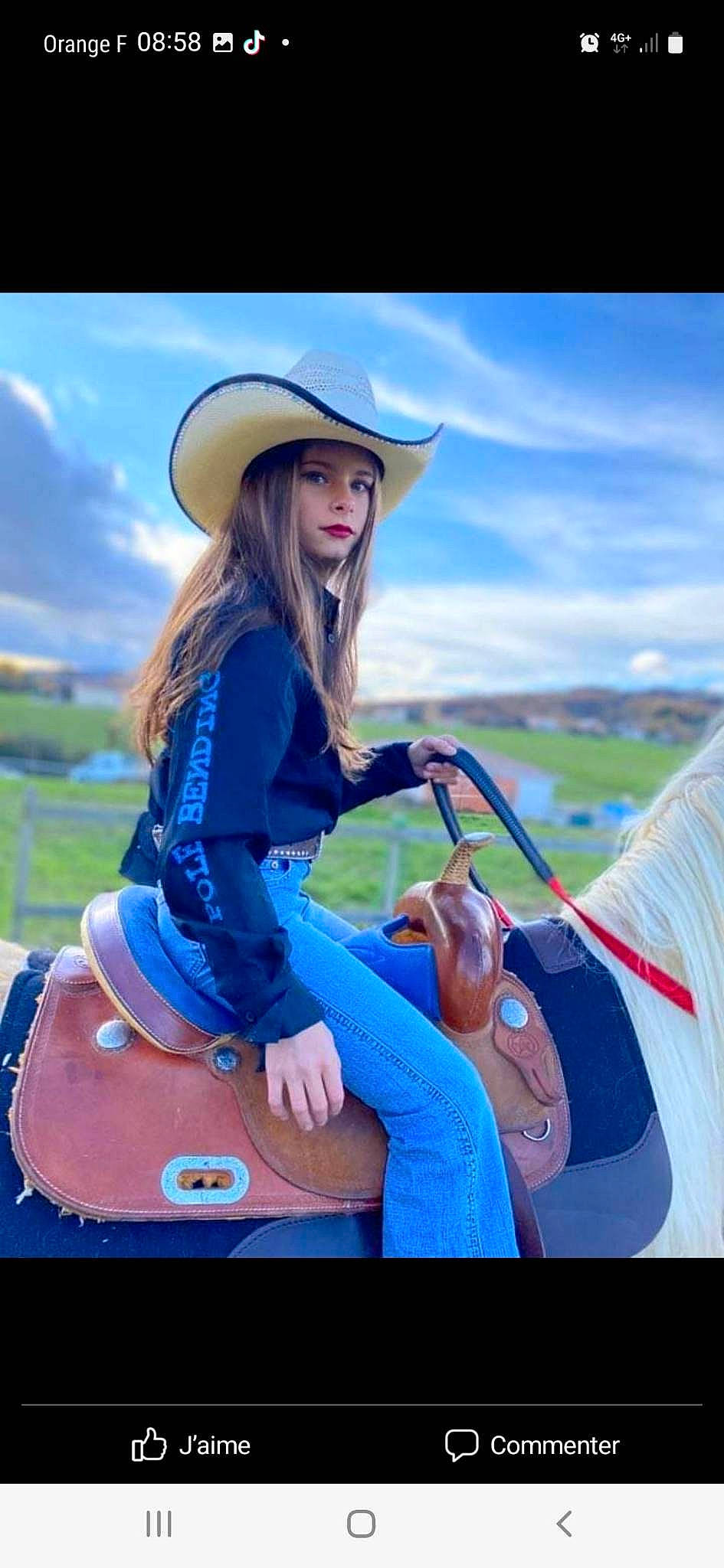 Ilyana a rejoint le concours — aidez-le/la à gagner de superbes lots ! cloud, cool, cowboy_boot, electric_blue, flash_photography, fun, grass, grassland, happy, hat, headgear, headwear, human_leg, jewellery, landscape, long_hair, person, recreation, sky, sun_hat