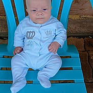 Franky participe au concours pour gagner de l'argent avec cette photo : baby, child, onesie, white_clothing, blue_chair, plastic_chair, sitting, portrait, indoor, wooden_wall, brick_floor, infant, cute, calm, young_child, face, hands, feet, expression, comfortable