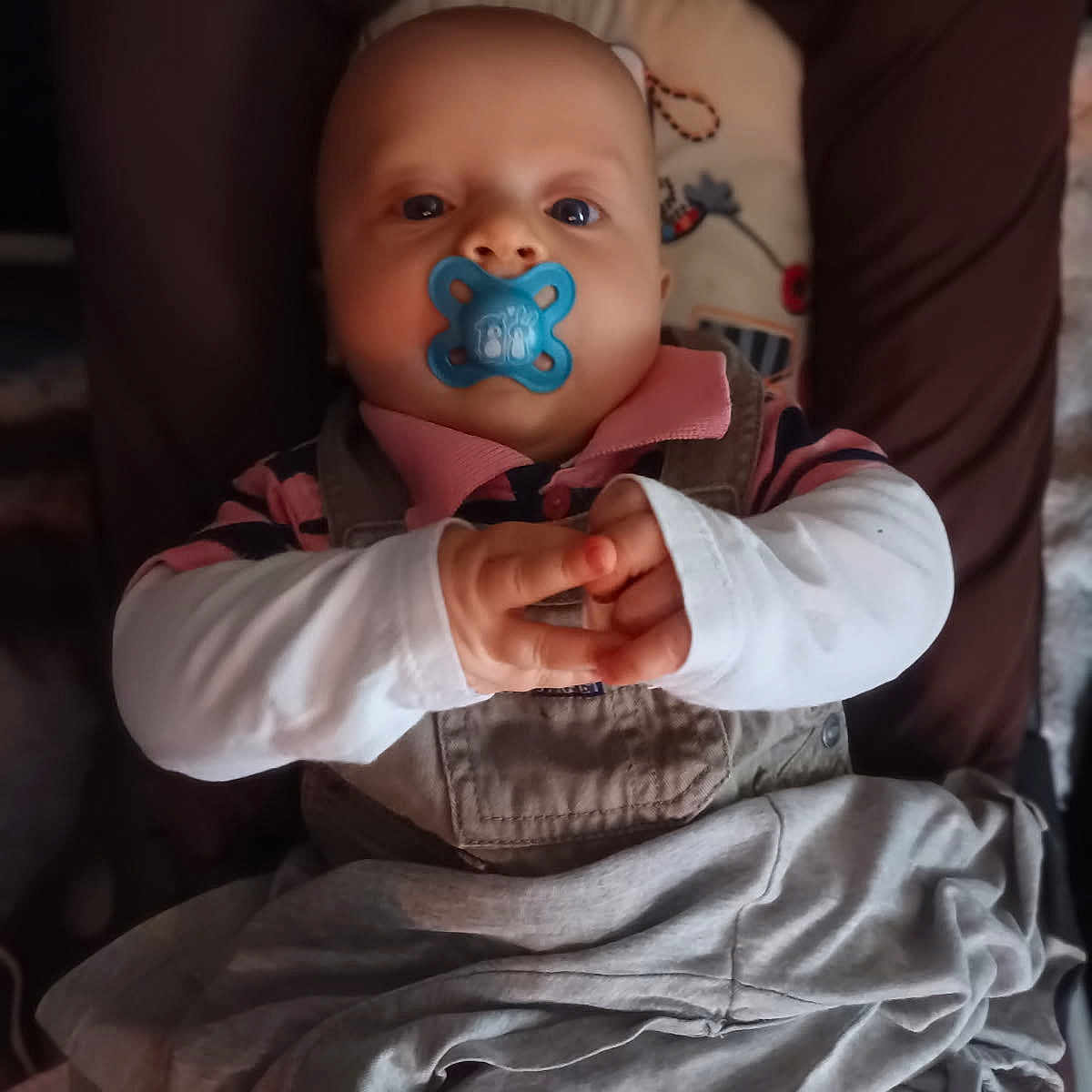 Franky a rejoint le concours — aidez-le/la à gagner de superbes lots ! baby, blanket, casual, child, clothing, comfort, cute, expression, face, hands, indoor, infant, pacifier, person, portrait, relaxed, resting, seat, soft_lighting, warm