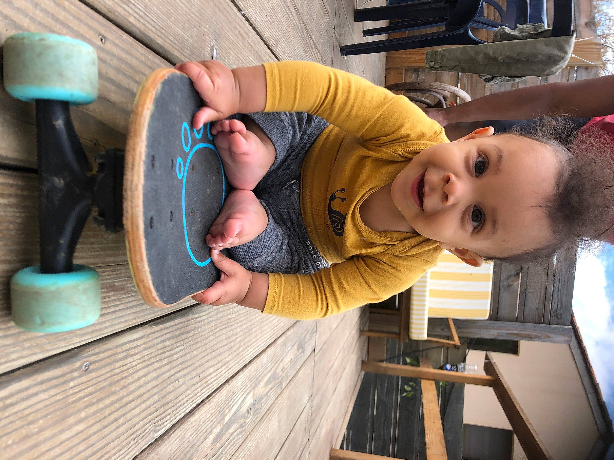 Lewis participe au concours pour gagner de l'argent avec cette photo : automotive_tire, baby, baby_toddler_clothing, child, circle, curious, fun, happy, hardwood, leisure, machine, person, play, smile, t_shirt, toddler, vacation, varnish, wood, wood_stain