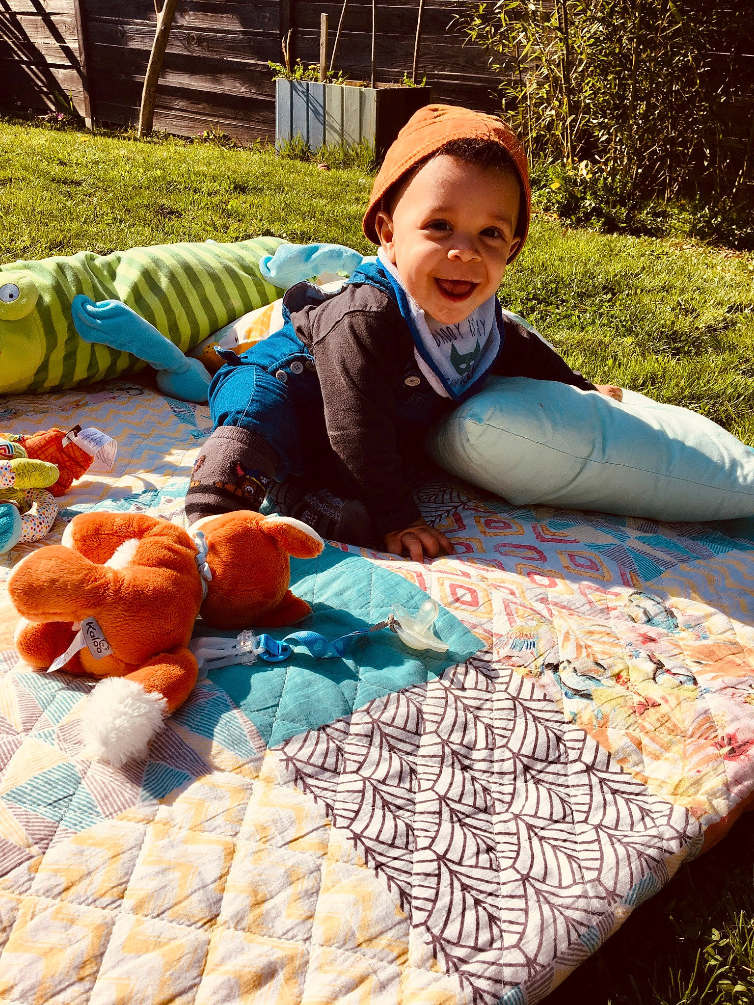 Lewis a rejoint le concours — aidez-le/la à gagner de superbes lots ! bag, child, electric_blue, fun, grass, jacket, joy, leisure, linens, luggage_and_bags, pattern, people_in_nature, person, plant, play, public_space, recreation, sitting, smile, textile