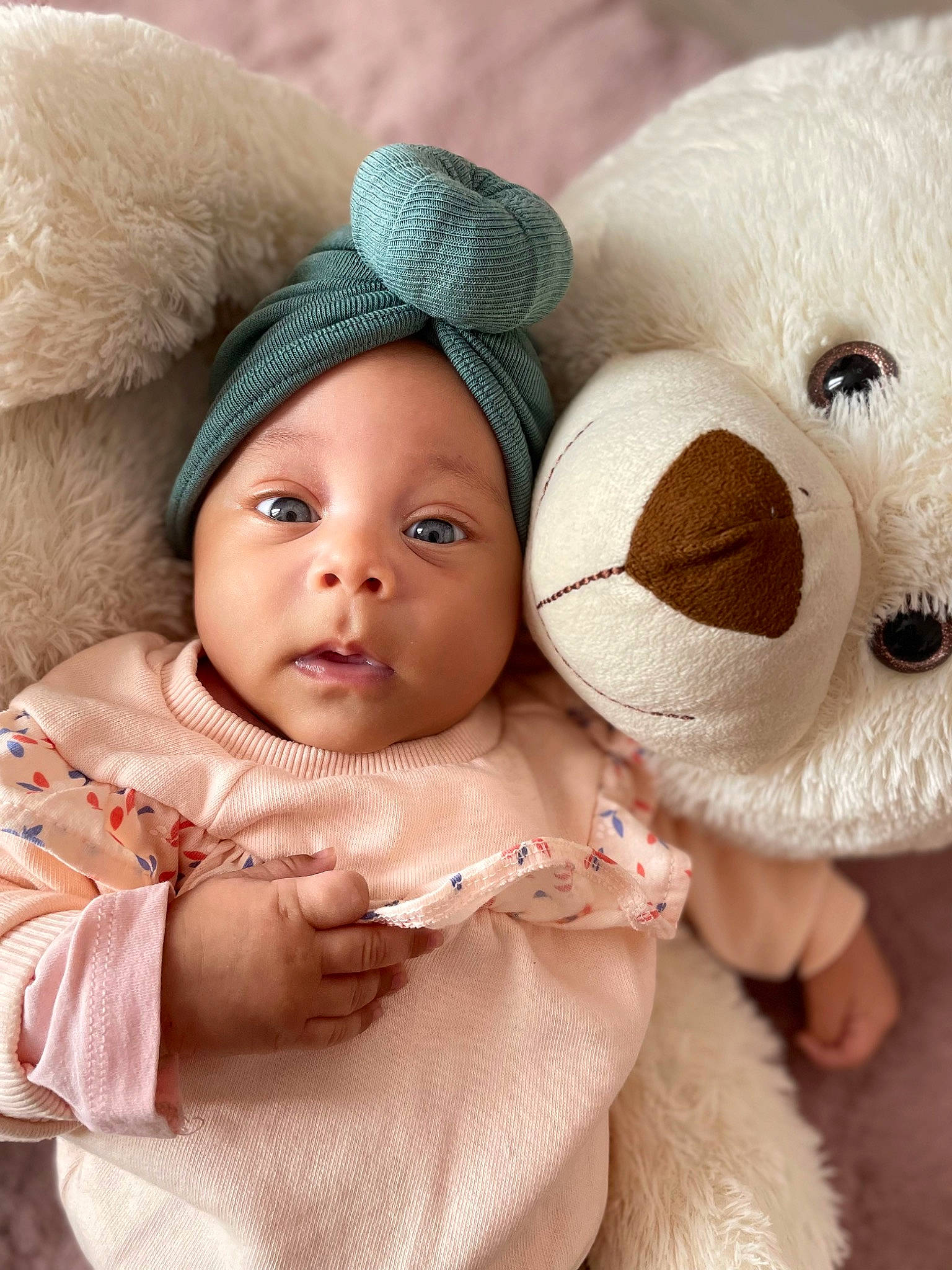 Lexie a rejoint le concours — aidez-le/la à gagner de superbes lots ! cheek, comfort, ear, eye, facial_expression, fawn, finger, gesture, happy, head, headgear, headwear, mammal, nose, organ, person, product, skin, textile, toy