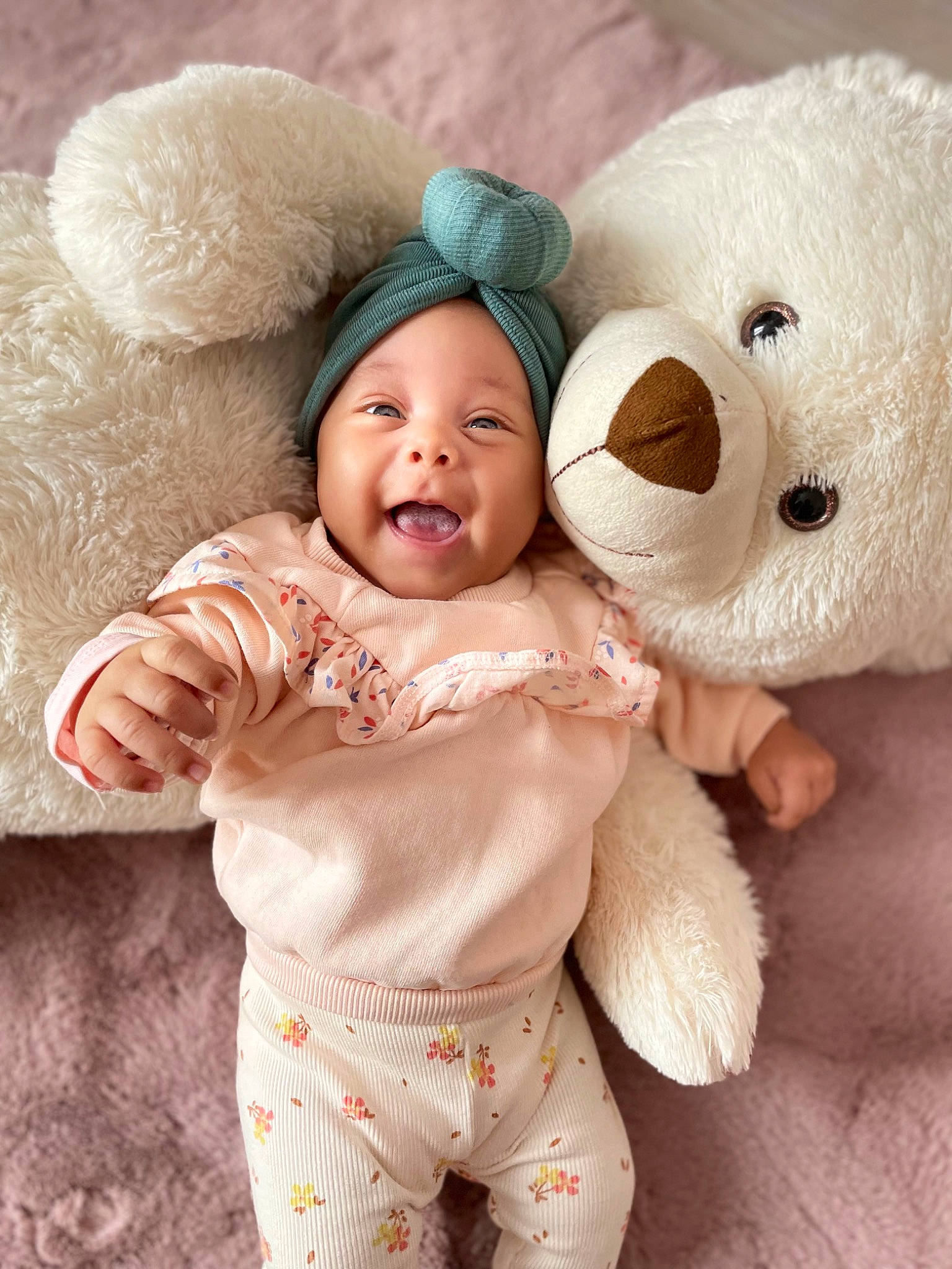 Lexie a rejoint le concours — aidez-le/la à gagner de superbes lots ! baby, baby_toddler_clothing, cheek, child, comfort, eye, fawn, gesture, hand, happy, head, headwear, nose, person, pink, skin, sleeve, smile, teddy_bear, textile