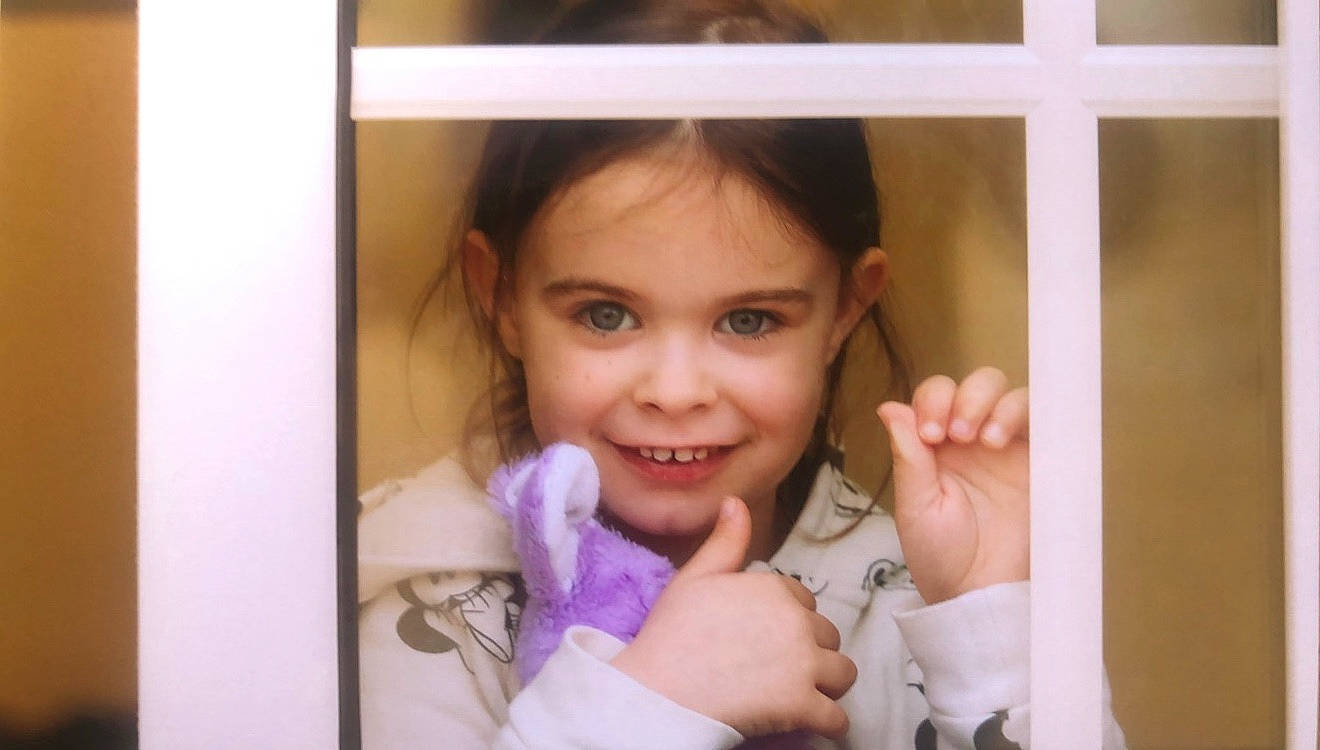 Shaynna participe au concours pour gagner de l'argent avec cette photo : arm, cheek, chin, ear, eyebrow, eyelash, finger, gesture, hand, happy, iris, joy, lip, mouth, neck, nose, person, skin, smile, thumb