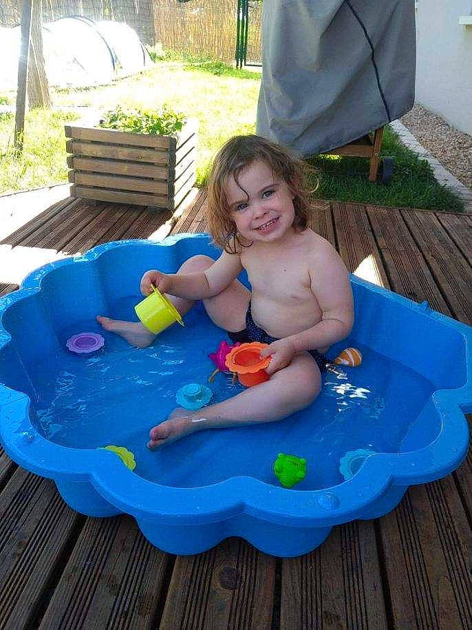 Shaynna participe au concours pour gagner de l'argent avec cette photo : backyard, child, fun, games, inflatable, joy, leisure, person, play, recreation, summer, swimming_pool, vacation