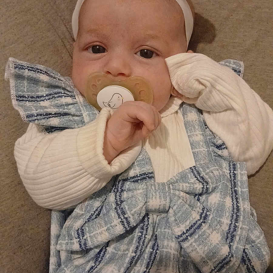 Meizy a rejoint le concours — aidez-le/la à gagner de superbes lots ! baby, blue, bow, child, closeup, cute, dress, fabric, face, hand, headband, indoors, infant, pacifier, plaid, portrait, resting, sleeves, soft, white