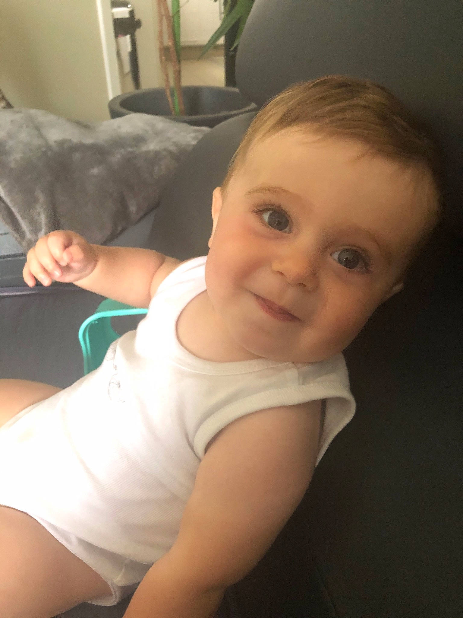 Calvin a rejoint le concours — aidez-le/la à gagner de superbes lots ! arm, baby, beauty, cheek, child, chin, eye, face, head, iris, joint, joy, leg, lip, mouth, neck, nose, person, selfie, shoulder