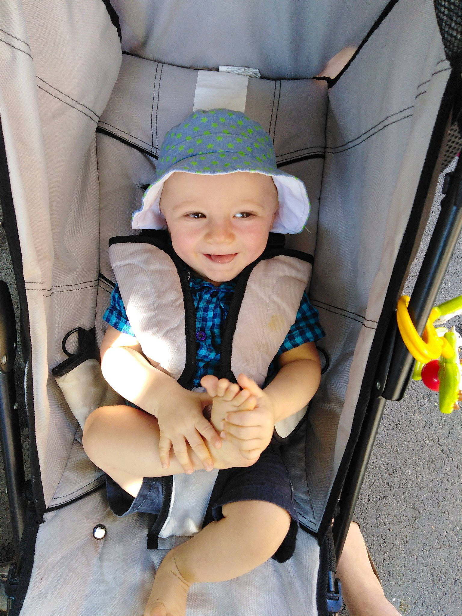 Loucas participe au concours pour gagner de l'argent avec cette photo : auto_part, baby, baby_carriage, baby_in_car_seat, baby_products, car_seat, child, person, product, seat_belt, toddler, vacation