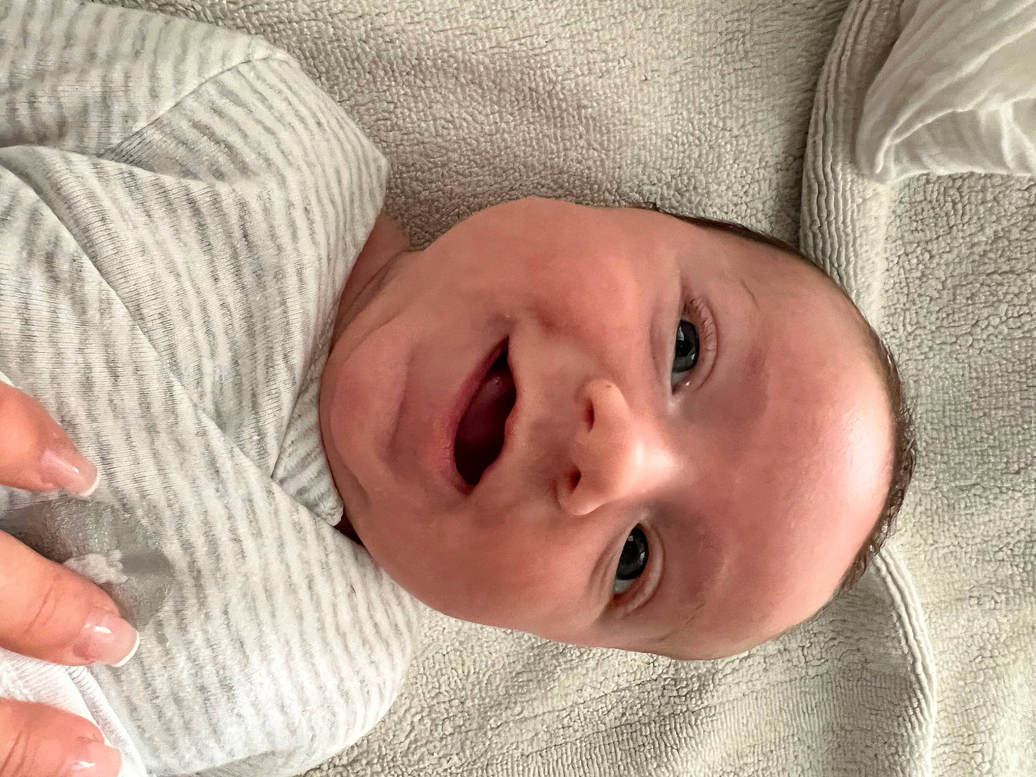 Nil participe au concours pour gagner de l'argent avec cette photo : baby, baby_toddler_clothing, cheek, comfort, ear, eyebrow, eyelash, finger, forehead, gesture, happy, iris, lip, mouth, neck, nose, person, skin, sleeve, smile