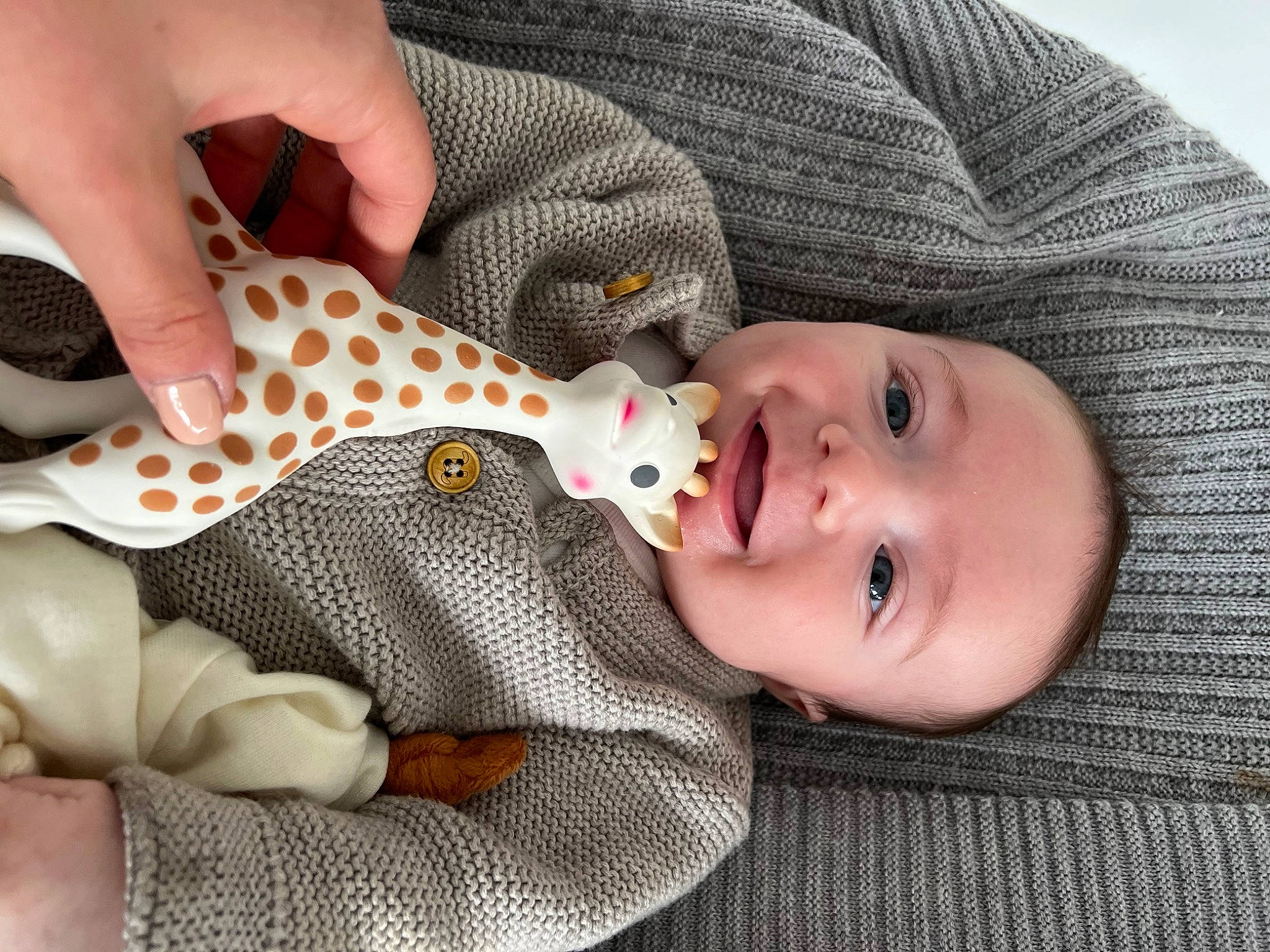 Nil a rejoint le concours — aidez-le/la à gagner de superbes lots ! baby, baby_toddler_clothing, cheek, ear, eye, face, finger, hand, head, iris, lip, mammal, mouth, nose, person, product, skin, sleeve, smile, textile