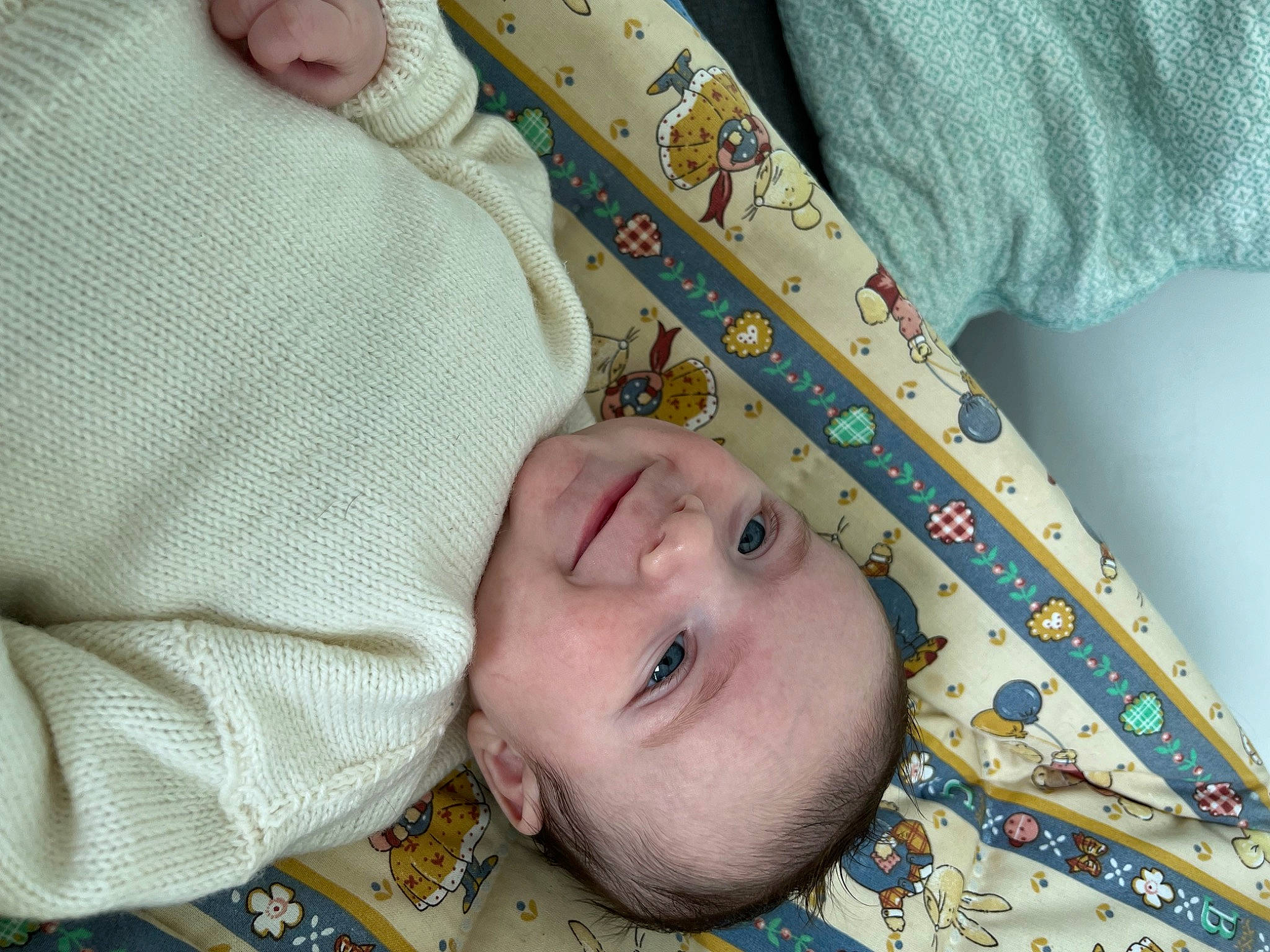 Nil a rejoint le concours — aidez-le/la à gagner de superbes lots ! art, baby, baby_products, cheek, child, comfort, eyelash, flooring, fun, happy, joy, leisure, linens, nose, pattern, person, room, smile, toddler, visual_arts