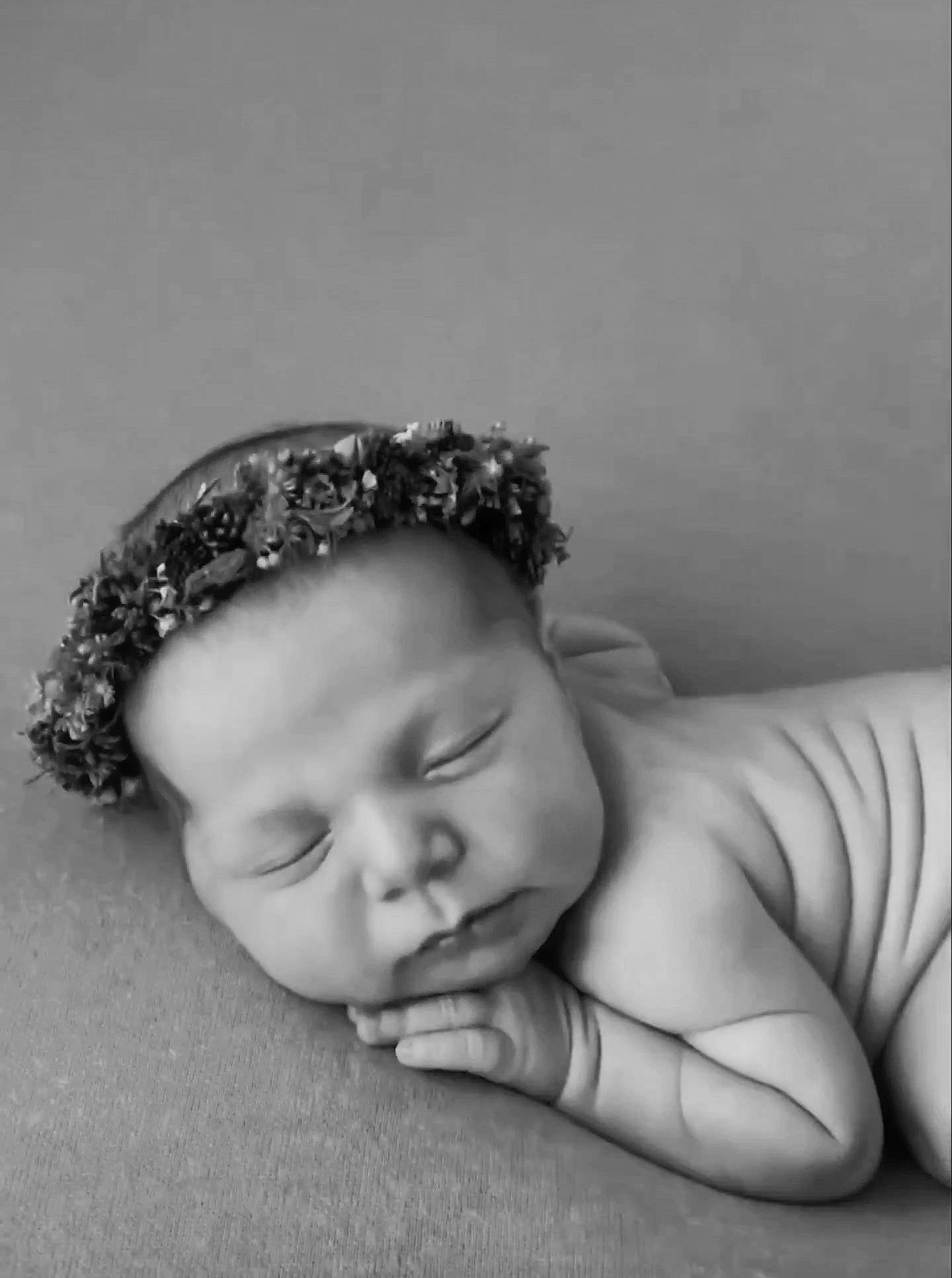 Raphaëlle a rejoint le concours — aidez-le/la à gagner de superbes lots ! baby, baby_toddler_clothing, cap, cheek, close_up, comfort, eyebrow, fashion_accessory, flash_photography, hair_accessory, happy, headband, headgear, headpiece, iris, lip, monochrome, monochrome_photography, person, textile