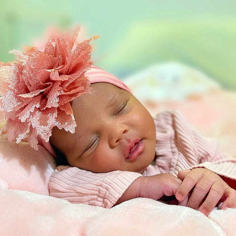Alisson Erosely participe au concours pour gagner de l'argent avec cette photo : baby, blanket, face, hair, head, newborn, person, photography, portrait, sleeping, yawning