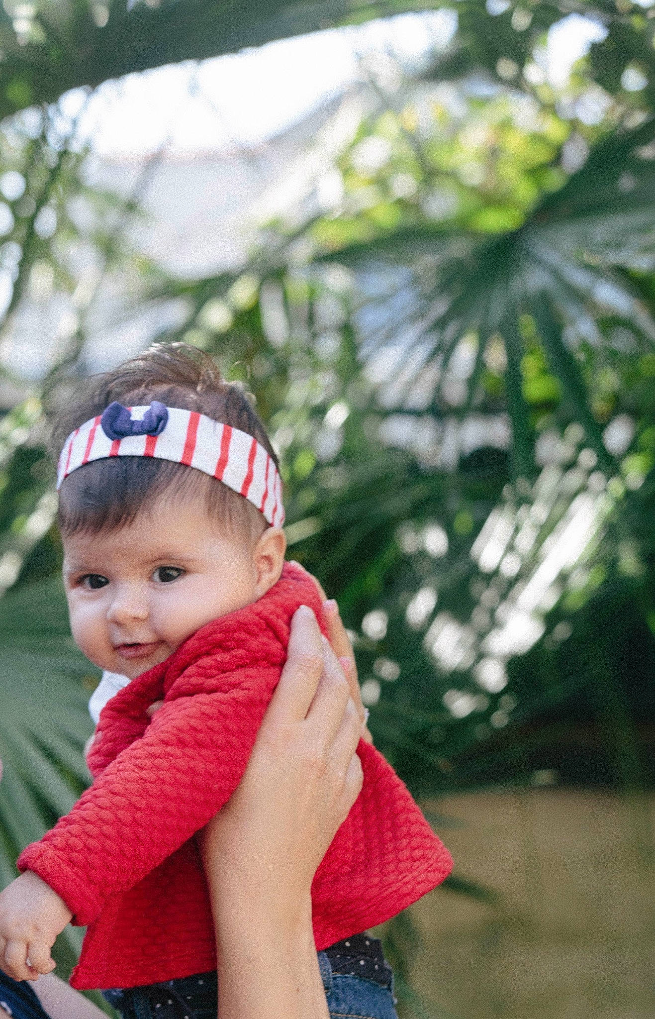 Gabrielle participe au concours pour gagner de l'argent avec cette photo : baby, baby_toddler_clothing, cap, child, eyewear, fashion_accessory, grass, hair_accessory, happy, headband, leisure, lip, magenta, pattern, person, plaid, plant, recreation, sleeve, toddler