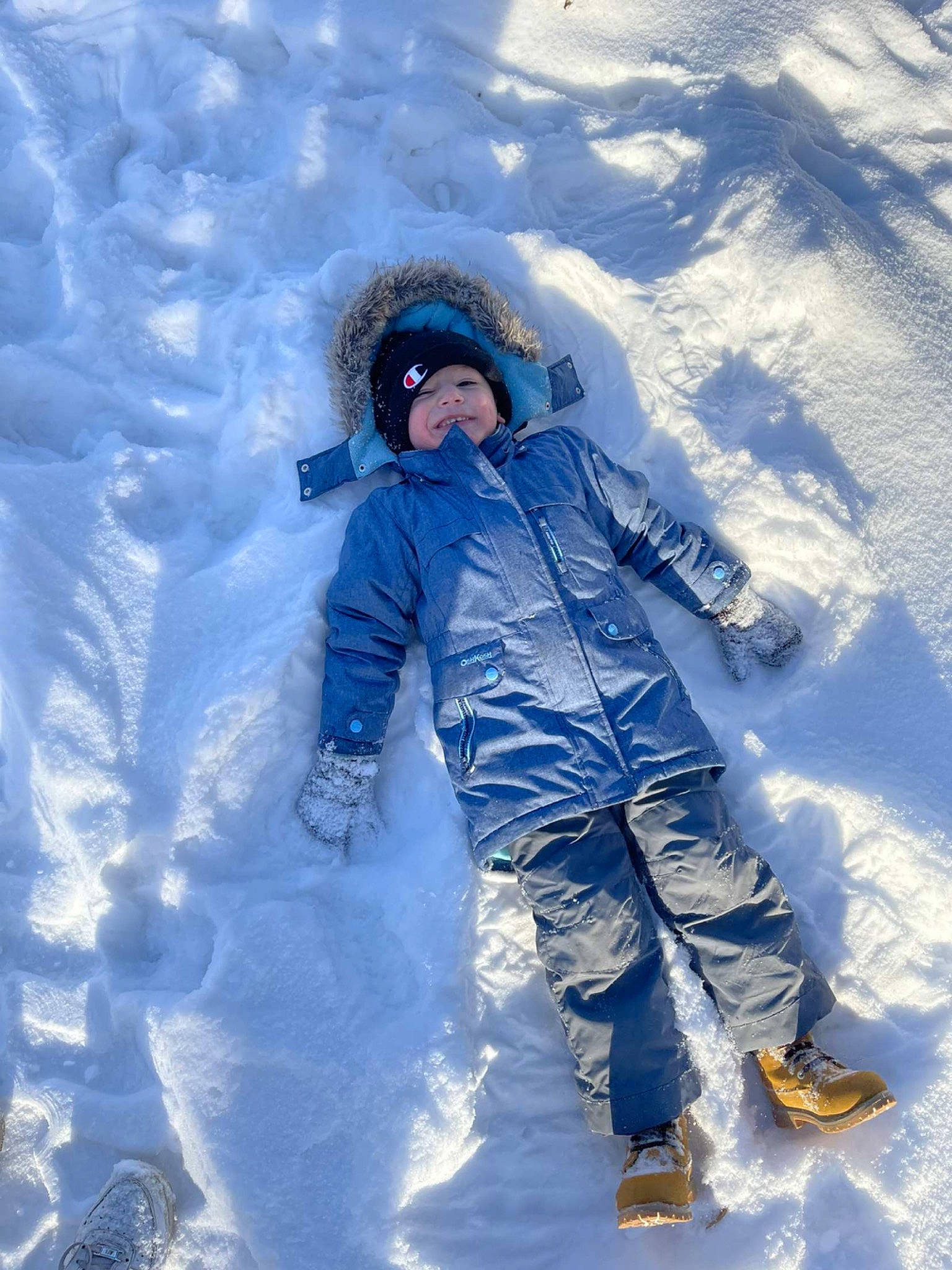 Zayn is registered to the contest to win money with this photo: electric_blue, eyewear, freezing, fun, geological_phenomenon, glacial_landform, glove, headgear, headwear, ice_cap, jacket, leisure, outdoor_recreation, people_in_nature, person, personal_protective_equipment, recreation, slope, smile, snow