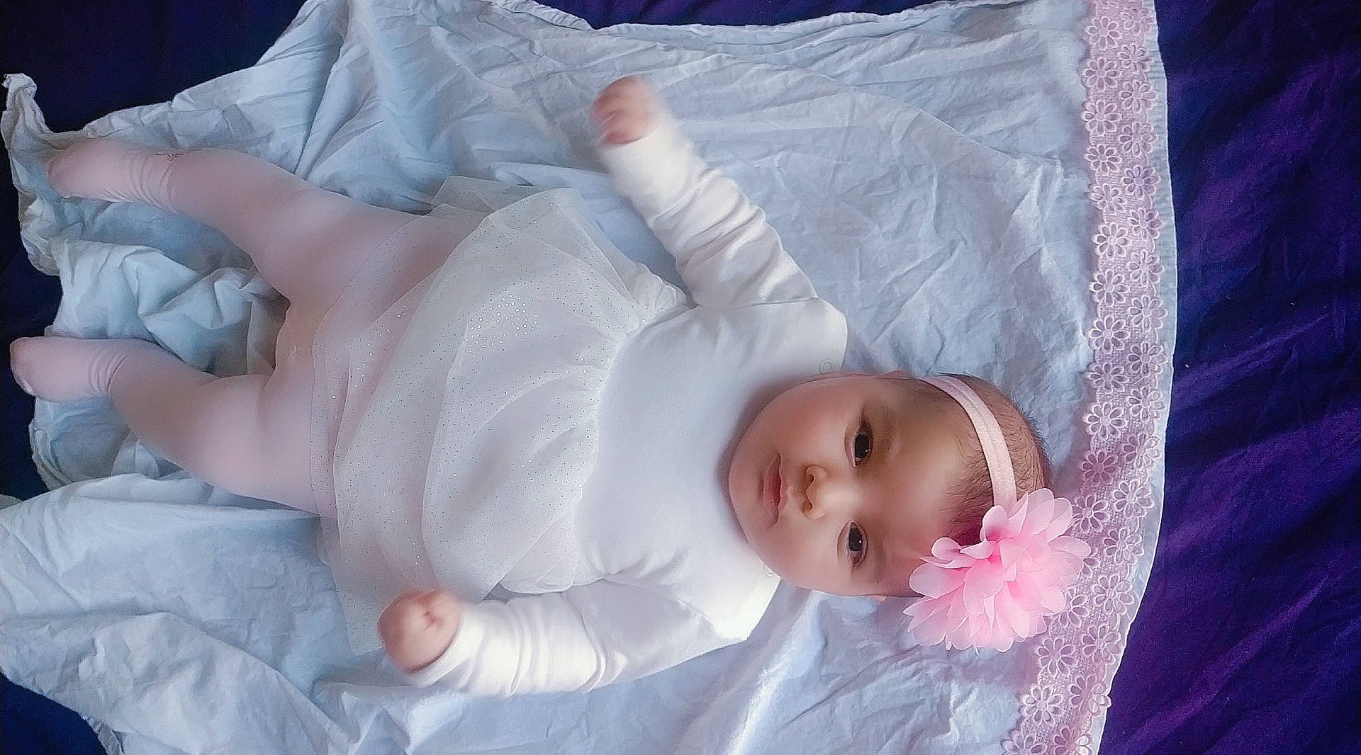 Indya participe au concours pour gagner de l'argent avec cette photo : baby, baby_products, bed, bedtime, child, eye, gesture, hand, headwear, person, pink, product, skin, smile, toddler