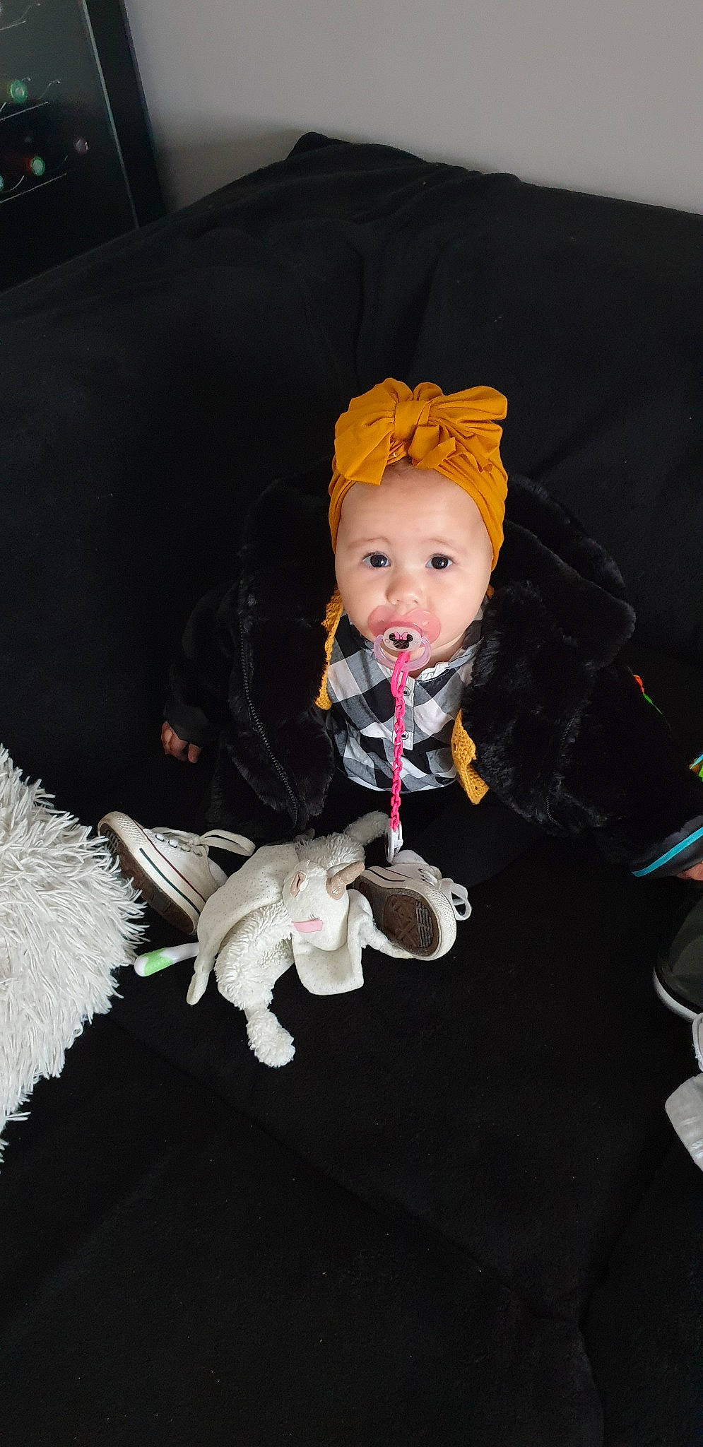 Thaïs a rejoint le concours — aidez-le/la à gagner de superbes lots ! cheek, child, costume, doll, ear, fictional_character, formal_wear, head, headgear, headpiece, joint, person, plant, skin, smile, toddler, toy, wing, yellow