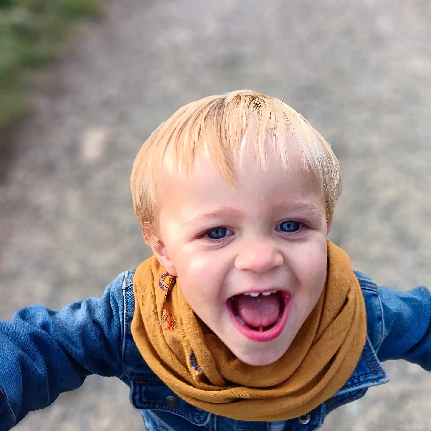 Naël a rejoint le concours — aidez-le/la à gagner de superbes lots ! baby, blonde, bodypart, clothing, coat, face, finger, hand, happy, head, jacket, jeans, laughing, mouth, pants, person, photography, portrait, scarf, teeth