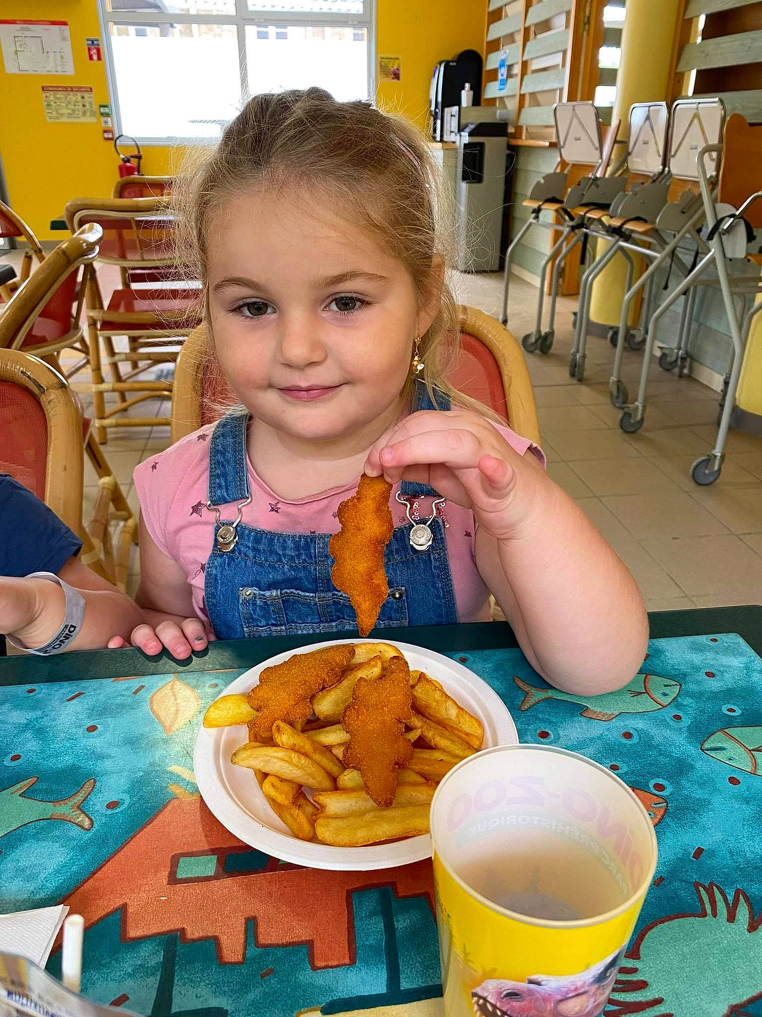Lina participe au concours pour gagner de l'argent avec cette photo : chair, child, comfort_food, cuisine, cup, dish, fast_food, food, food_craving, ingredient, joy, leisure, person, photograph, plate, sharing, smile, snapshot, table, tableware