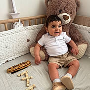 Léo a rejoint le concours — aidez-le/la à gagner de superbes lots ! baby, bedding, celebration, child, cozy, crib, cute, eclair, happy, indoor, milestone, plush_toy, portrait, shoes, shorts, smiling, socks, teddy_bear, white_shirt, wooden_blocks
