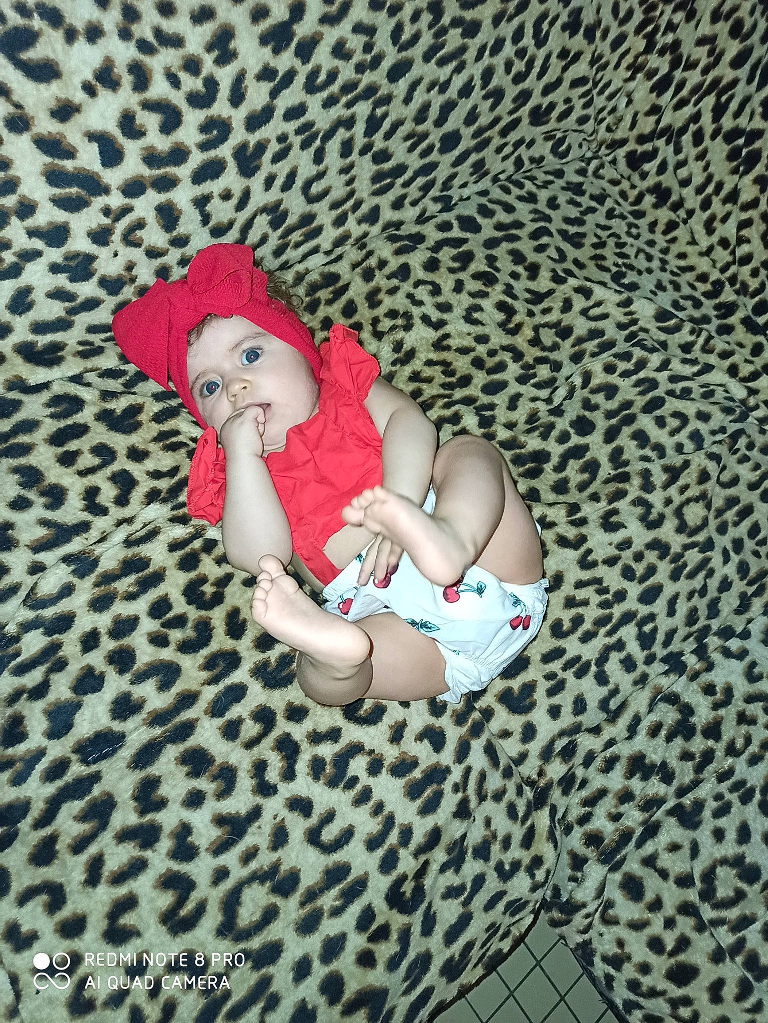 Louïse participe au concours pour gagner de l'argent avec cette photo : baby, child, headwear, leg, pattern, person, pink, plant, red, skin