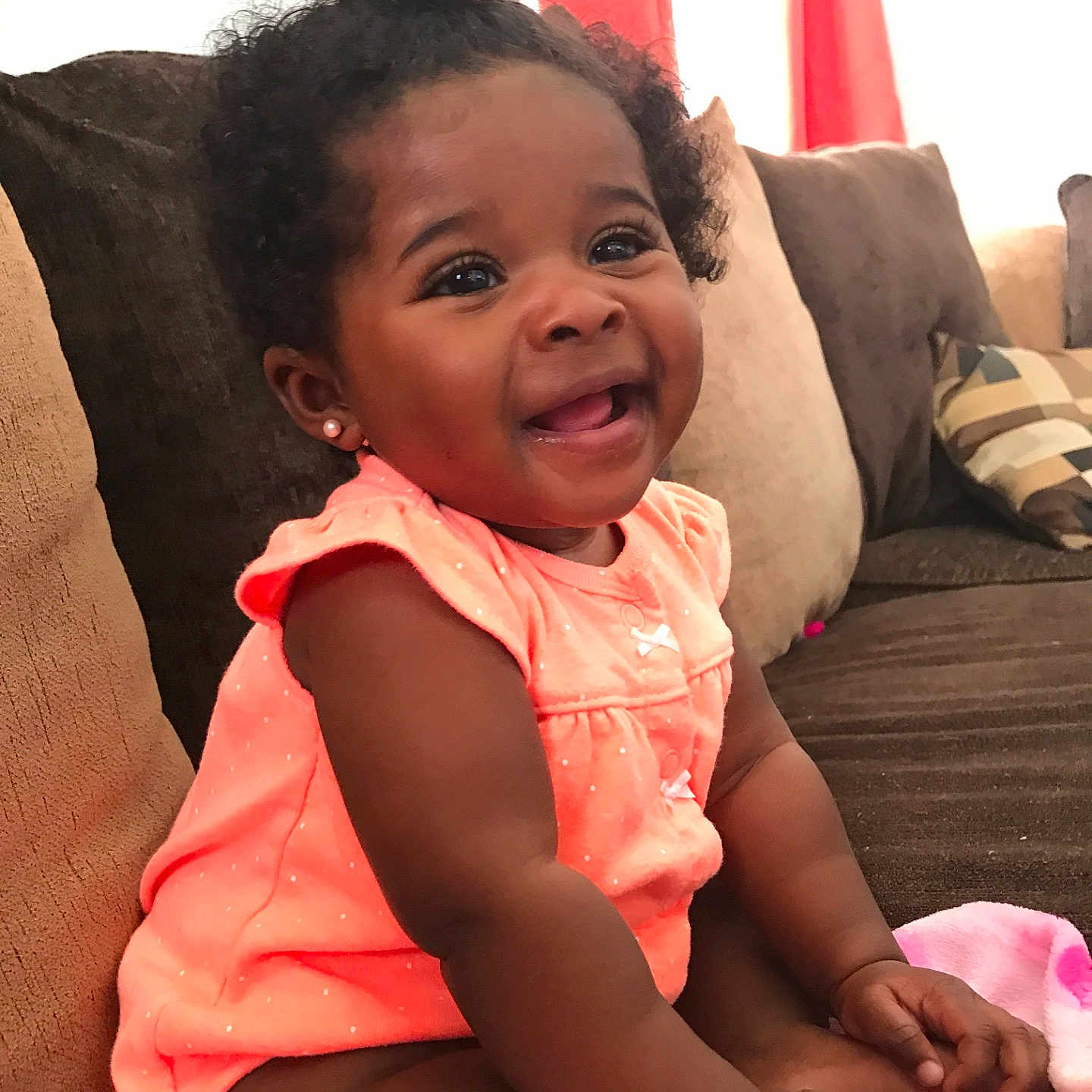 Ameerah is registered to the contest to win money with this photo: black_hair, finger, girl, hand, human_hair_color, leg, mouth, muscle, neck